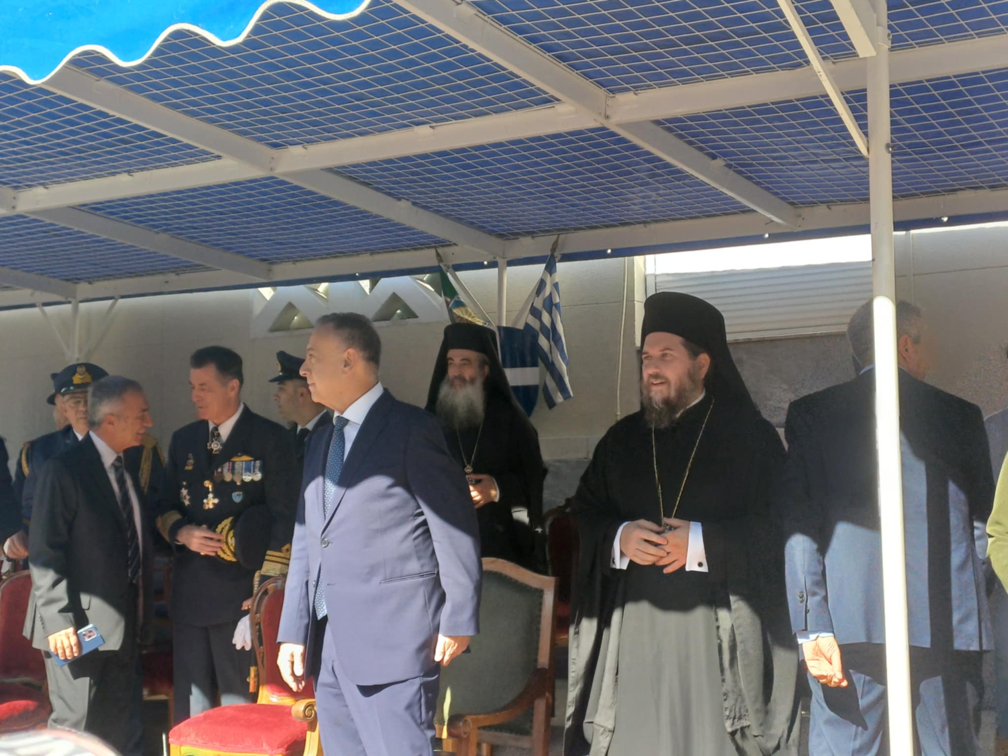 Πλήθος κόσμου παρακολουθεί με λιακάδα την παρέλαση της Λάρισα (ΦΩΤΟ+video)