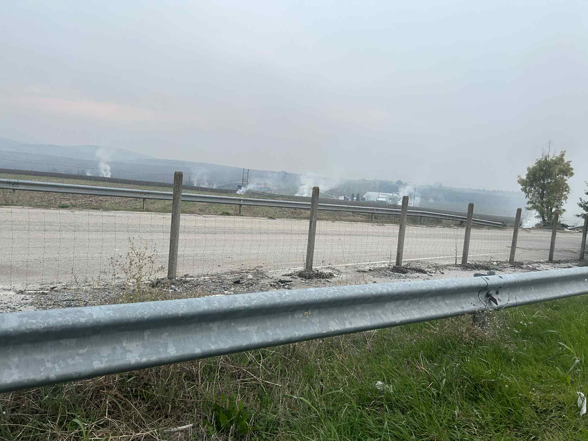 Εντυπωσιακές εικόνες: Ομίχλη καπνού στον κάμπο κατά μήκος του ΠΑΘΕ από καλαμιές που καίγονται (ΦΩΤΟ+video)