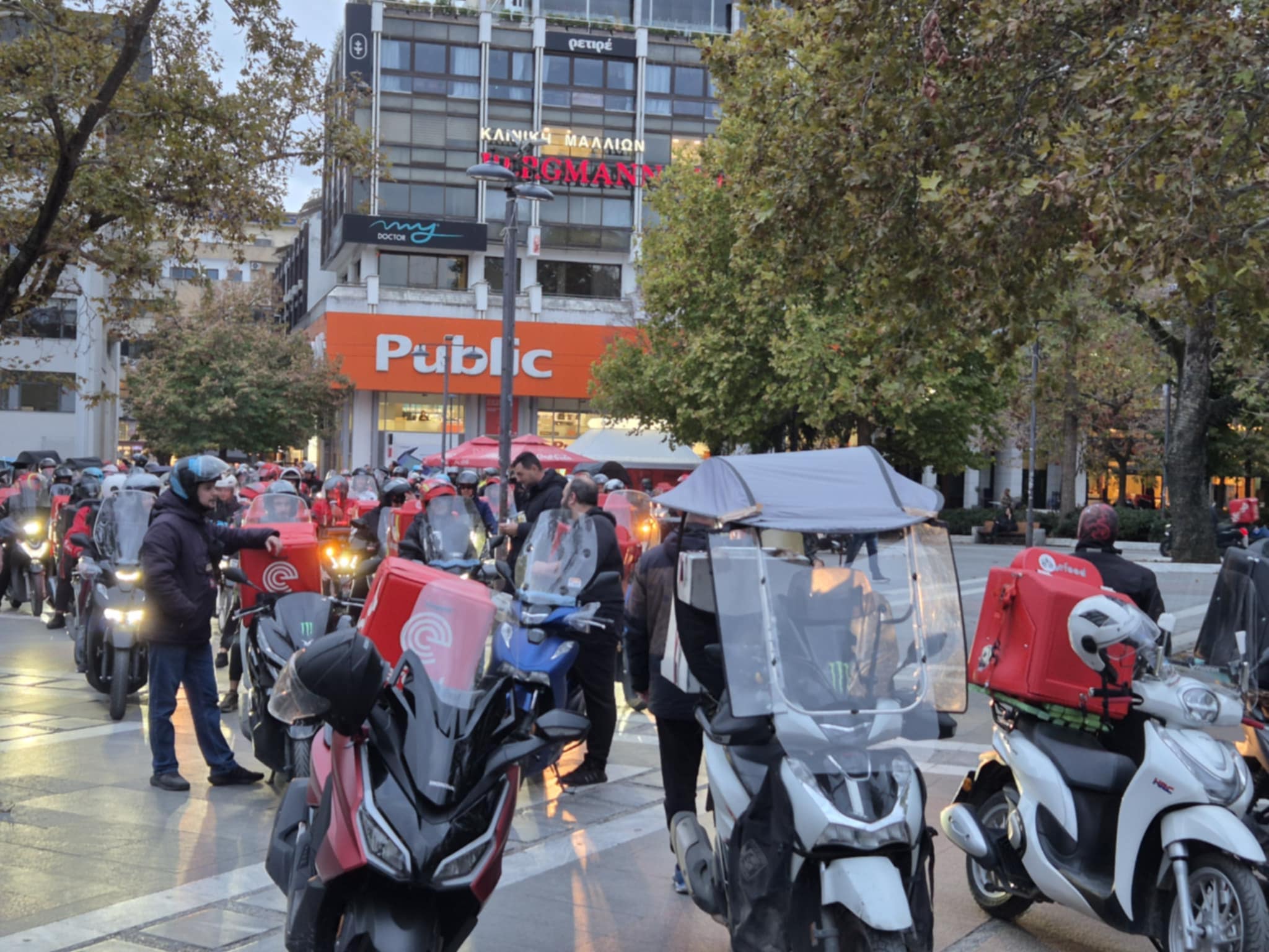 Αποχή και μοτοπορεία στο κέντρο της Λάρισας από τους διανομείς (ντελιβεράδες)-δείτε εικόνες και βίντεο