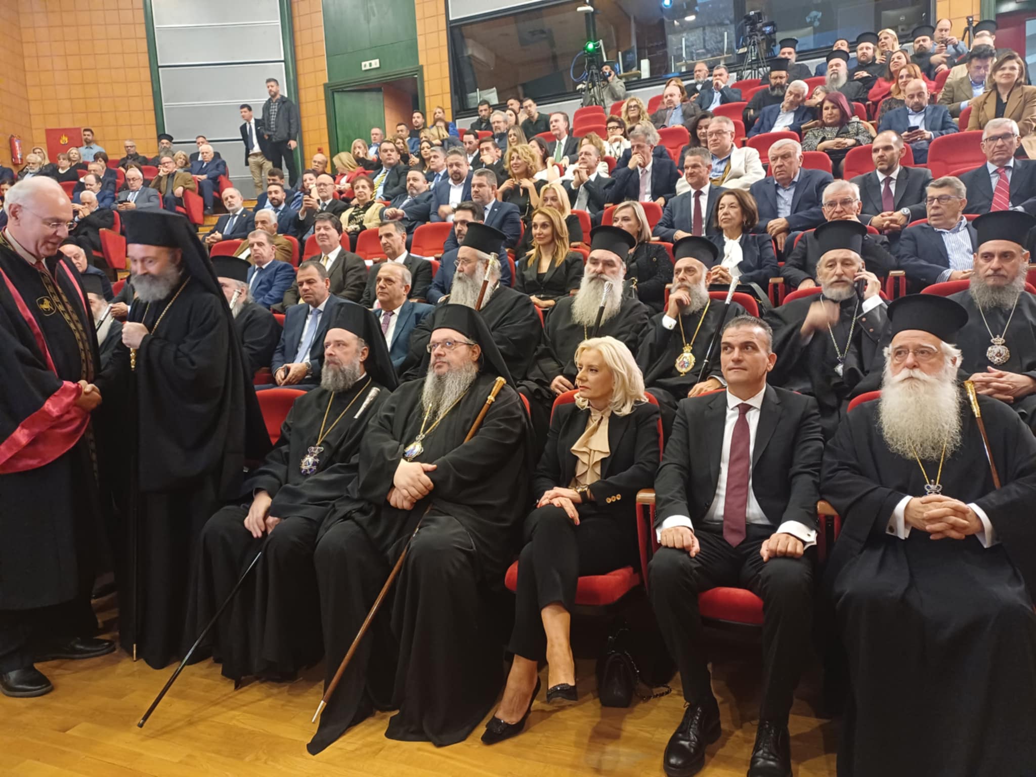 Συγκινητική βραδιά : Αναγόρευση του Αρχιεπισκόπου Αυστραλάις σε Επίτιμο Διδάκτορα της Ιατρικής Λάρισας ΦΩΤΟ)