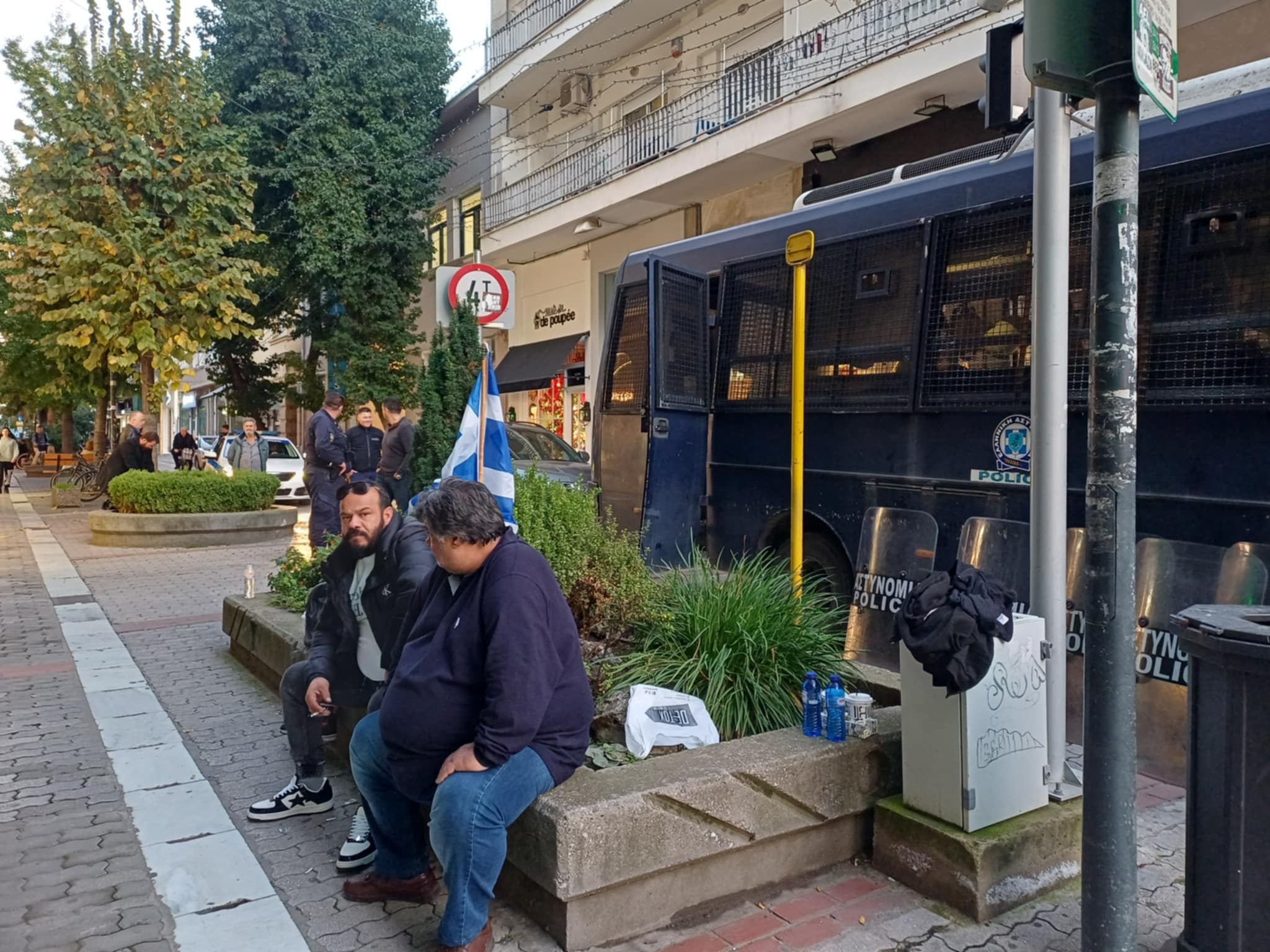 Παραμένουν και το βράδυ έξω από τα γραφεία του Κέλλα οι κτηνοτρόφοι, ζητούν να τον συναντήσουν