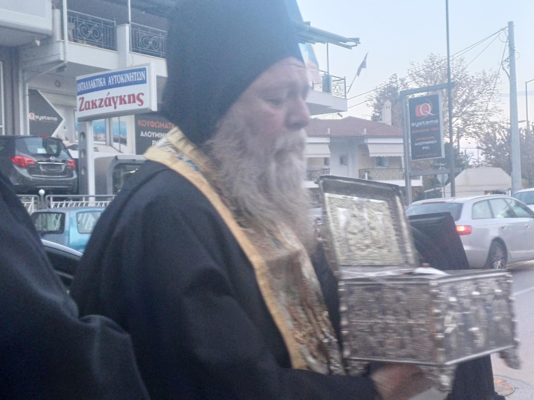 Πλήθος πιστών στη Λάρισα υποδέχτηκε τμήμα του Ιερού λειψάνου του Αγίου Στυλιανού (ΦΩΤΟ+video)