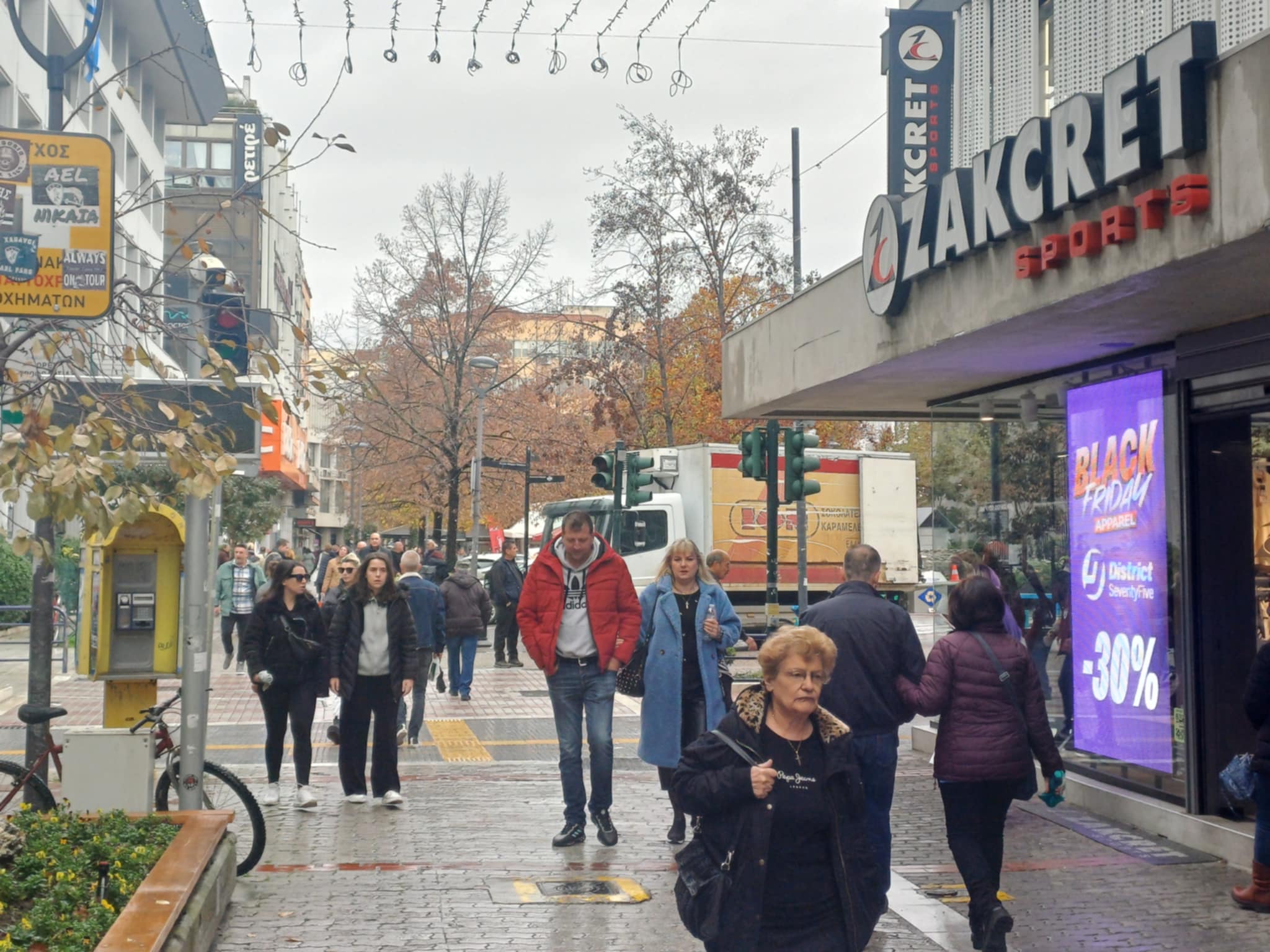 Σε ρυθμούς Black Friday η αγορά της παρά το ψιλόβροχο (ΦΩΤΟ)