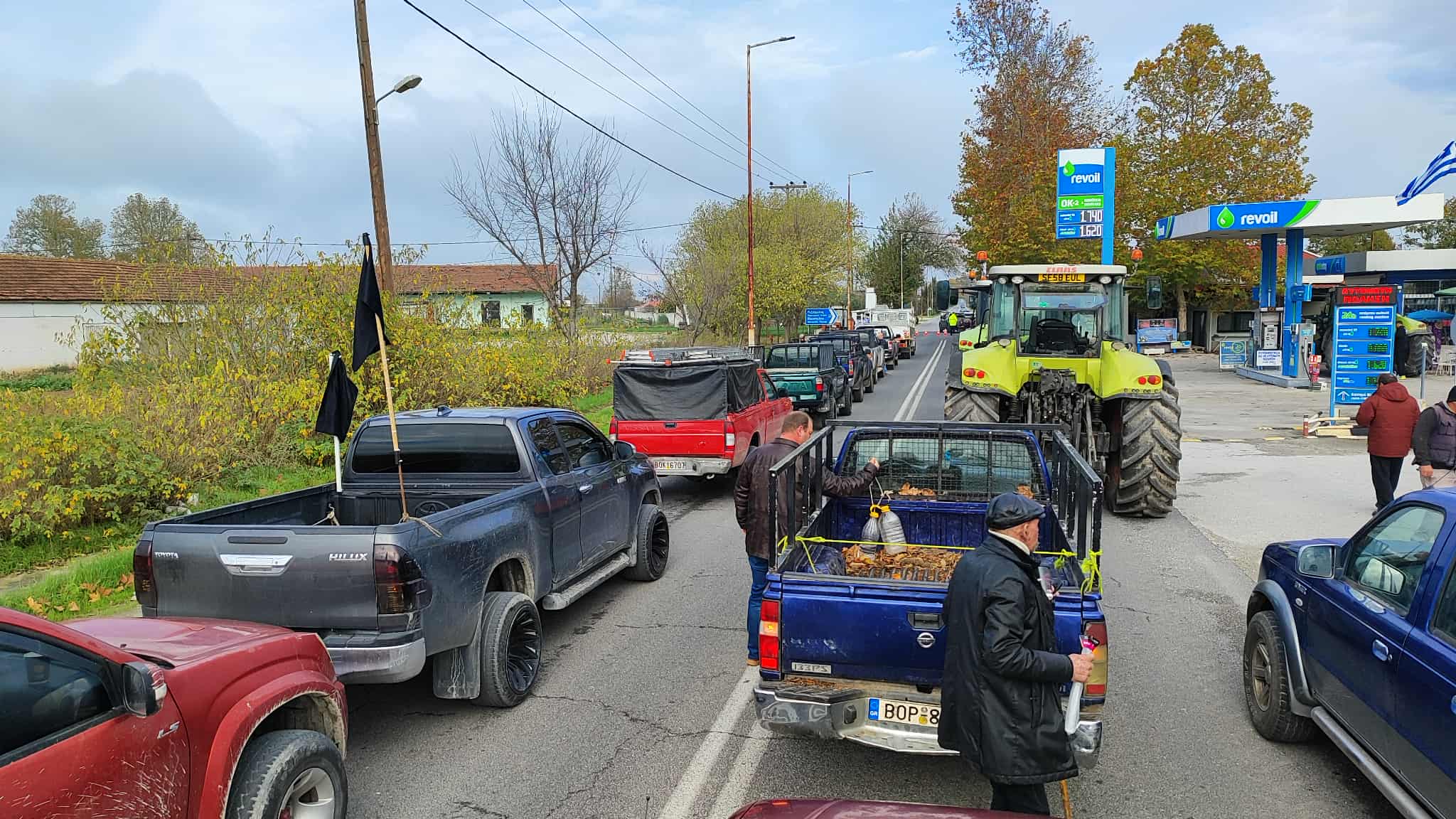 Έφτασε το κομβόϊ από Βόλο στο Ριζόμυλο- ξεκινούν για Νίκαια οι αγρότες της Μαγνησίας (ΦΩΤΟ)