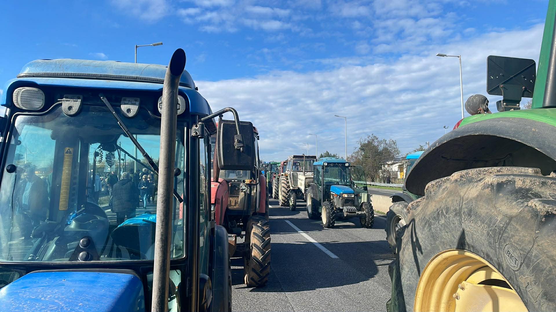 Επεισοδιακά ξεκίνησαν τα μπλόκα των αγροτών με την Αστυνομία: Χημικά σε Νίκαια και Πλατύκαμπο - Δείτε βίντεο