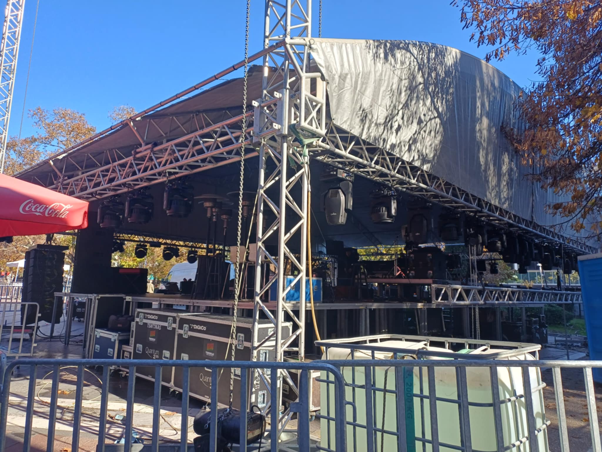 Δύο κόσμοι συναντώνται στην κεντρική πλατεία της Λάρισας: Οι αγρότες στο συλλαλητήριο αλληλεγγύης και η...εξέδρα της Πέγκυς Ζ