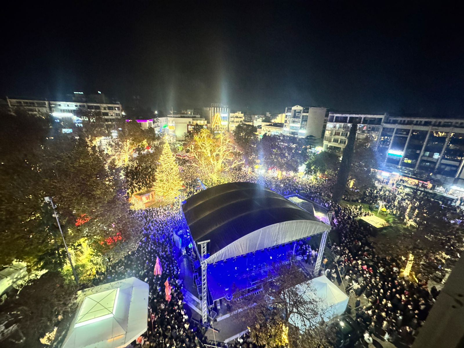 Δήμος Λαρισαίων: Φαντασμαγορική τελετή για το άναμμα του χριστουγεννιάτικου δέντρου (ΦΩΤΟ+video)