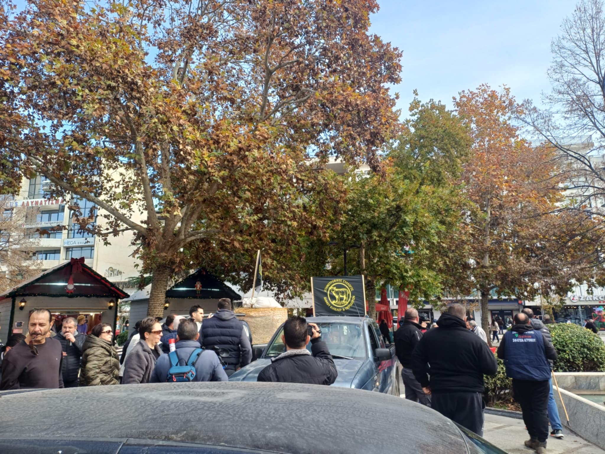 Οργισμένοι κτηνοτρόφοι στην κεντρική πλατεία έχυσαν γάλα και ζωοτροφές (ΦΩΤΟ+video)