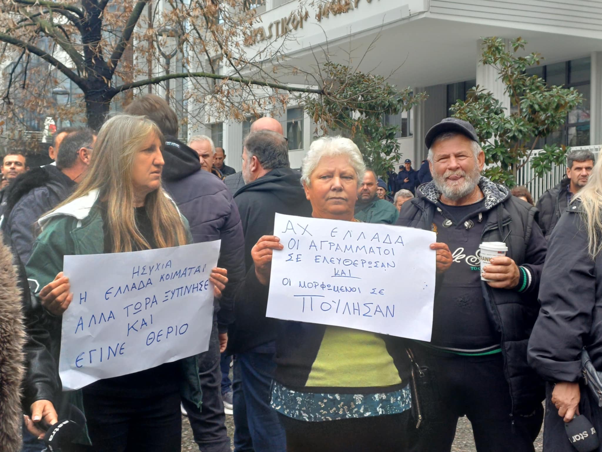 Με τρακτερ έξω από τα δικαστήρια οι αγρότες για συμπαράσταση στους συλληφθέντες (ΦΩΤΟ+video)