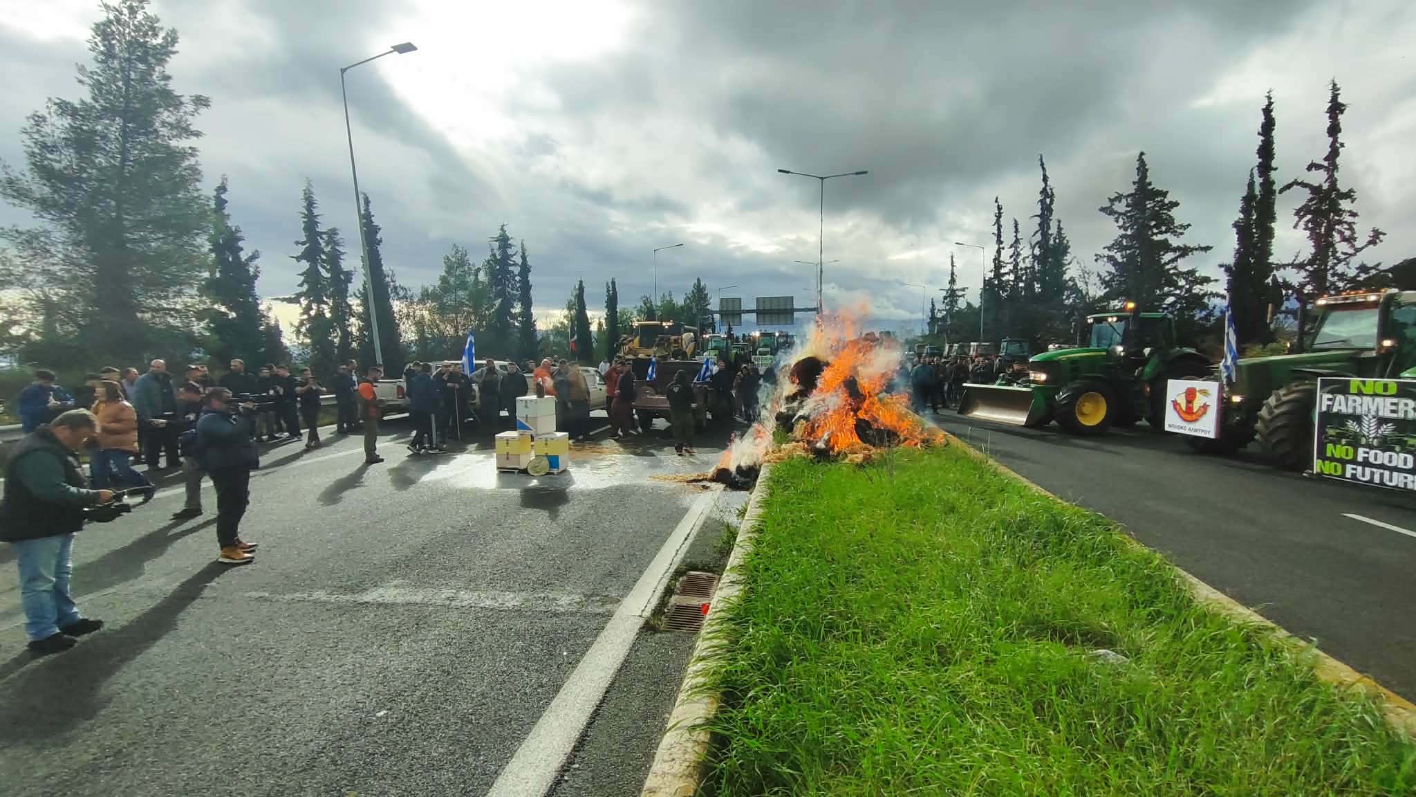 Έκαψαν μπάλες με άχυρο καιέχυσαν γάλα στον ΠΑΘΕ στις Μικροθήβες οι αγρότες του Αλμυρού (ΦΩΤΟ)
