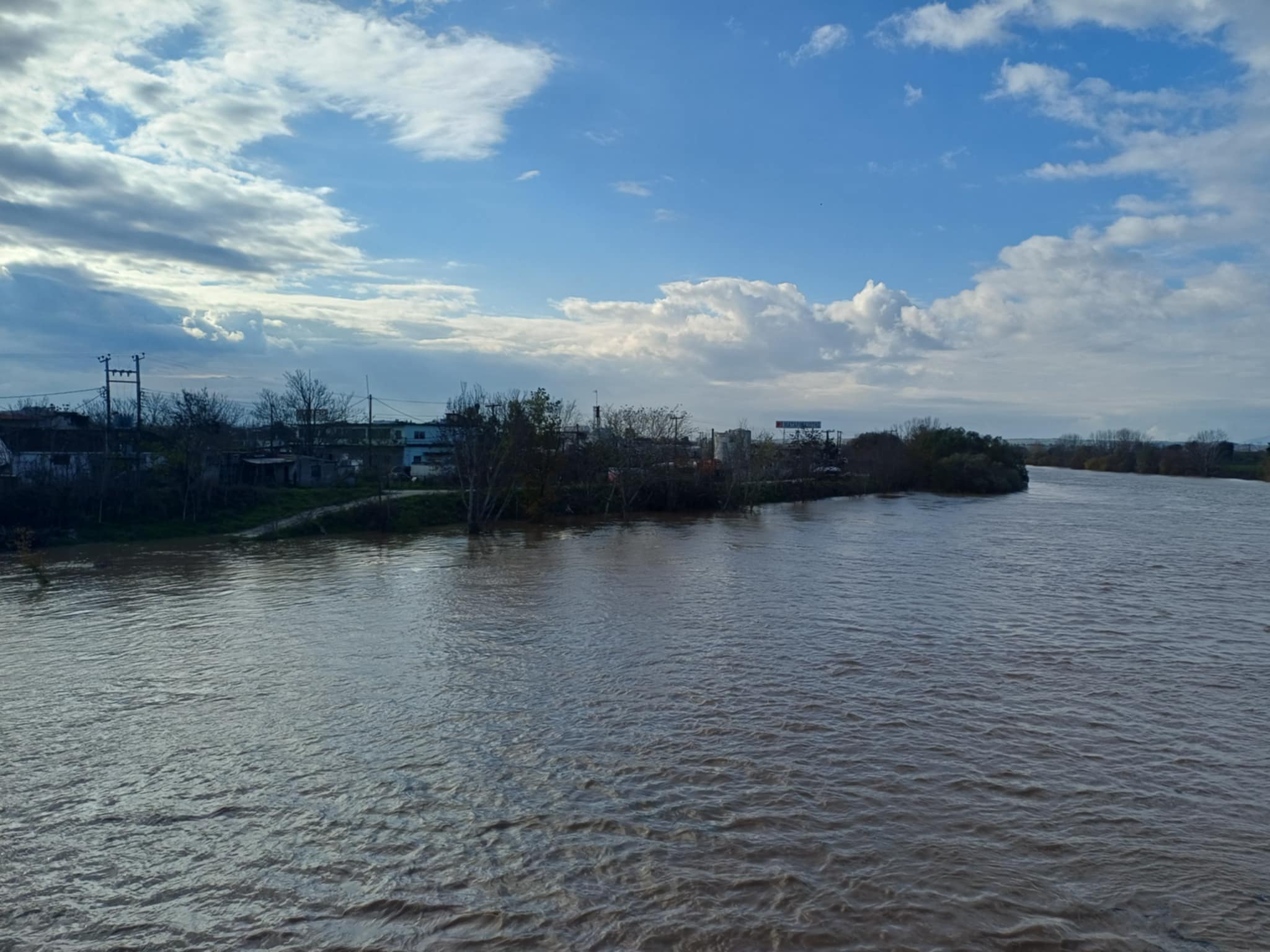 Δύσκολη η νύχτα που ππέρασε για τη Λάρισα: Έφτασε στα 6,30 μέτρα η στάθμη του Πηνειού πριν αρχίσει να υποχωρεί (ΦΩΤΟ)