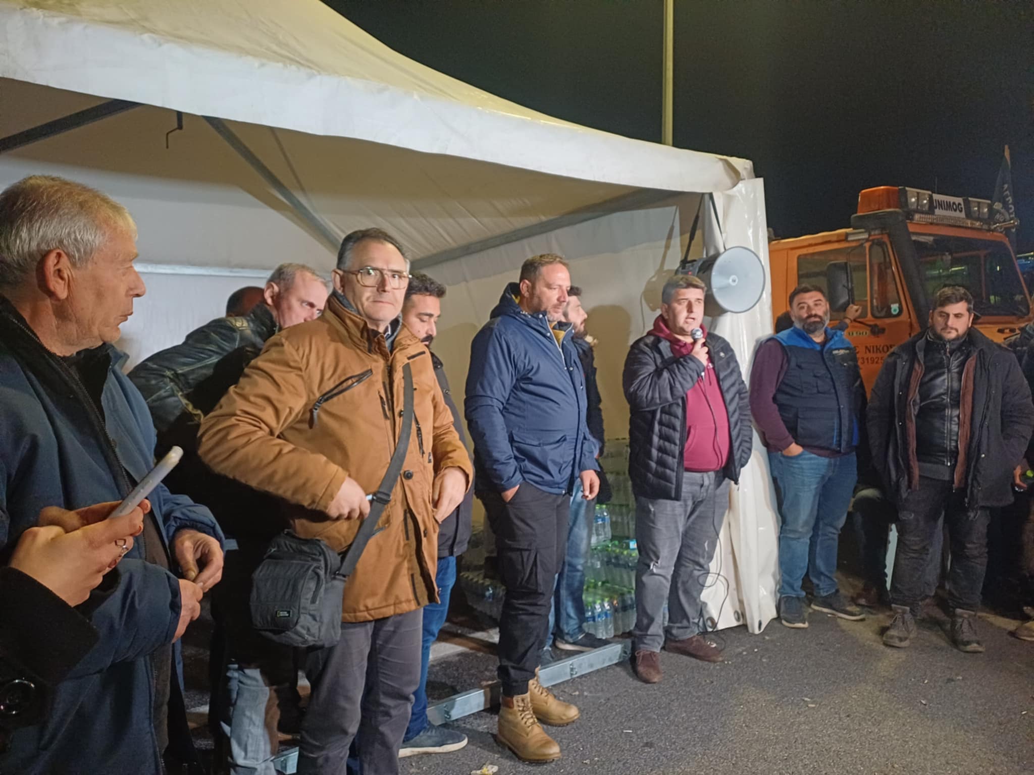 Δεν εκφοβίζονται λένε οι αγρότες του μπλόκου της Νίκαιας- Αύριο στο λιμάνι Βόλου και Παρασκευή με τρακτερ στη Λάρισα