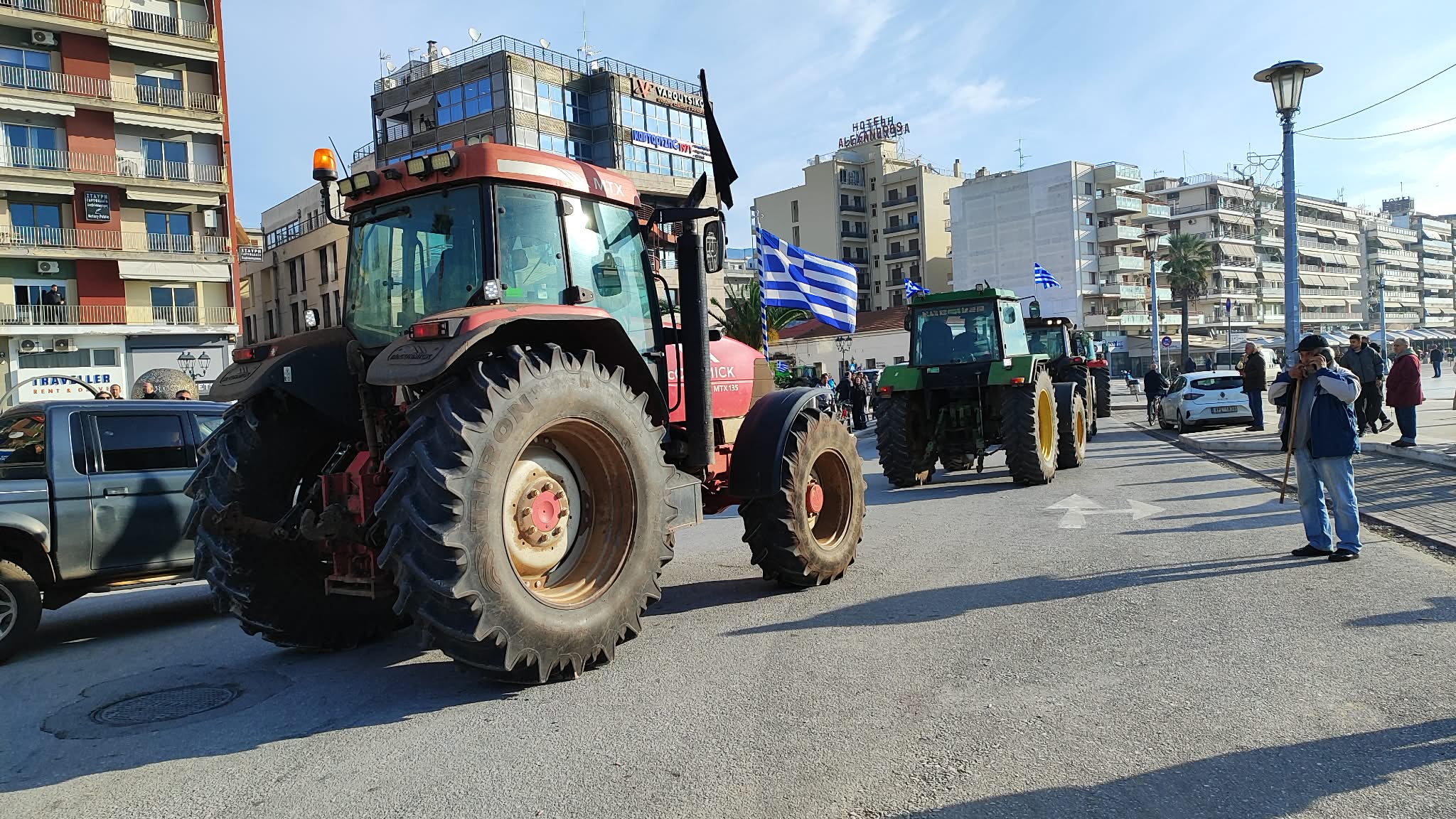Αποκλεισμένο από στεριά και θάλασσα το λιμάνι του Βόλου -Έφτασαν οι αγρότες με  τρακτέρ και ψαράδες με τα καΐκια (ΦΩΤΟ+video)