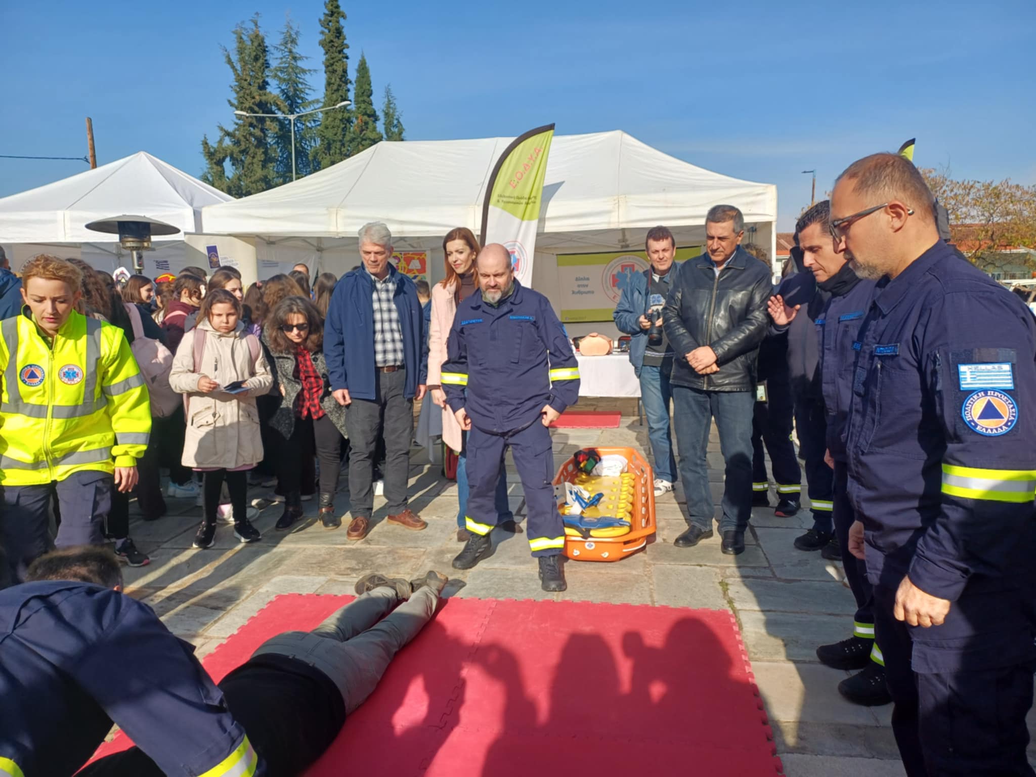 Γέμισε εθελοντές το προαύλιο της περιφέρειας- επίδειξη ΚΑΡΠΑ στο “Open Day Εθελοντισμού” (ΦΩΤΟ)