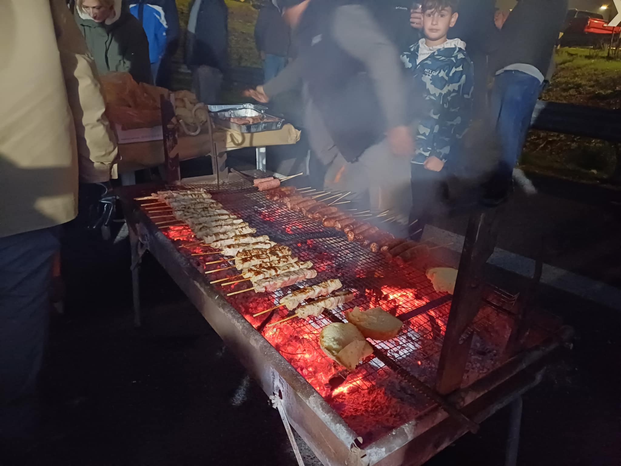 Συναυλία με Λαρισαίους μουσικούς, σουβλάκια, κρασί και κέφι στο μπλόκο της Νίκαιας (ΦΩΤΟ+video)