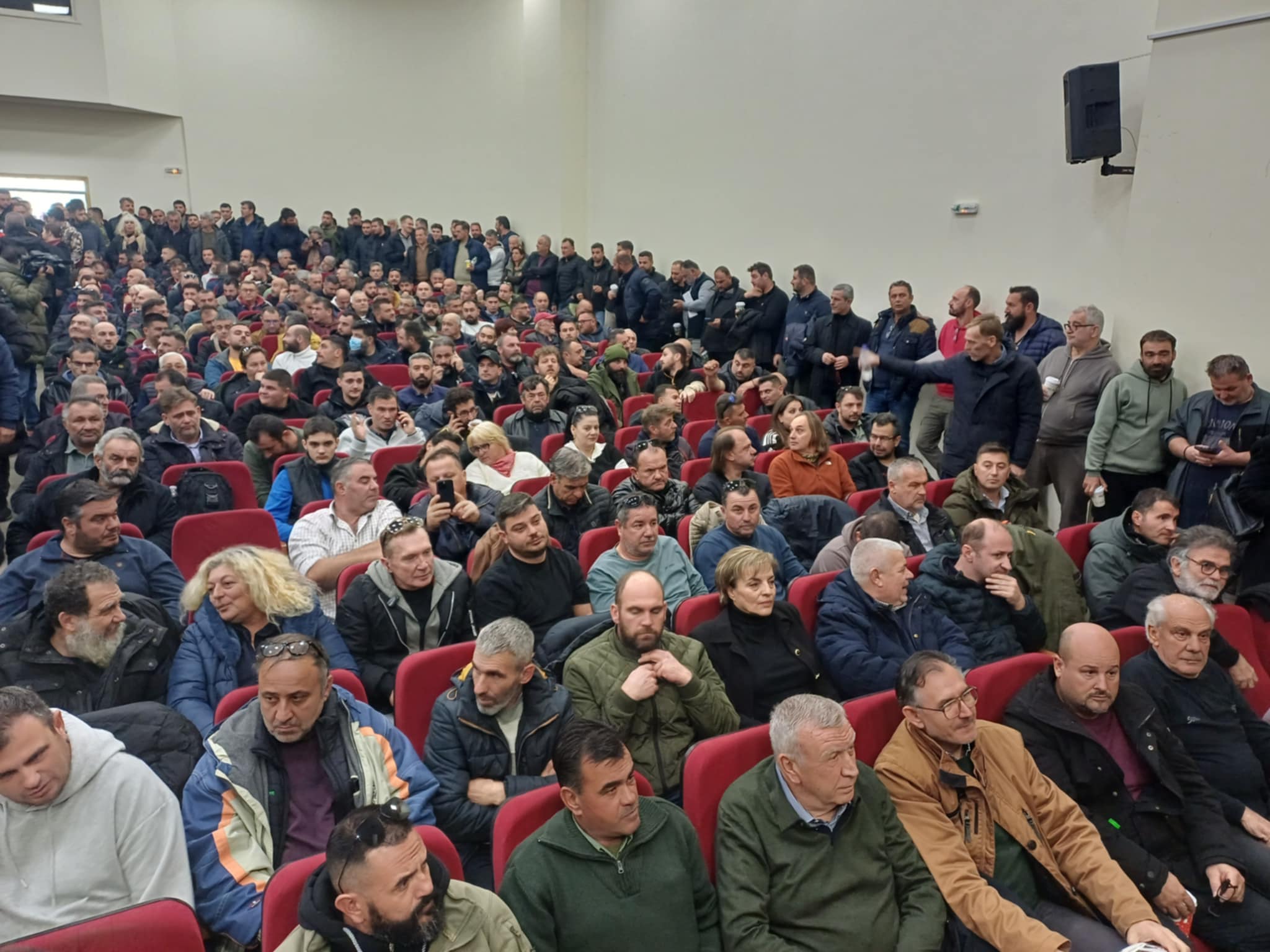 Ασφυκτικά γεμάτη η αίθουσα στη Νίκαια- επικρατεί η άποψη για κλιμάκωση και άρνηση του ραντεβού στο Μαξίμου (ΦΩΤΟ)