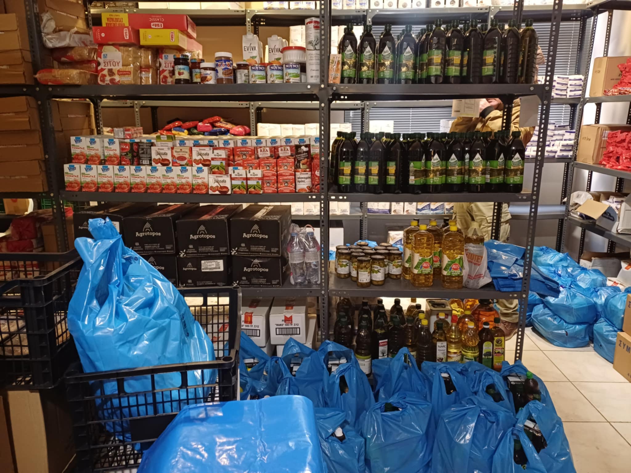 Ξεκίνησε η διανομή του χριστουγεννιάτικου πακέτου του Κοινωνικού Παντοπωλείου του Δήμου Λαρισαίων (ΦΩΤΟ)