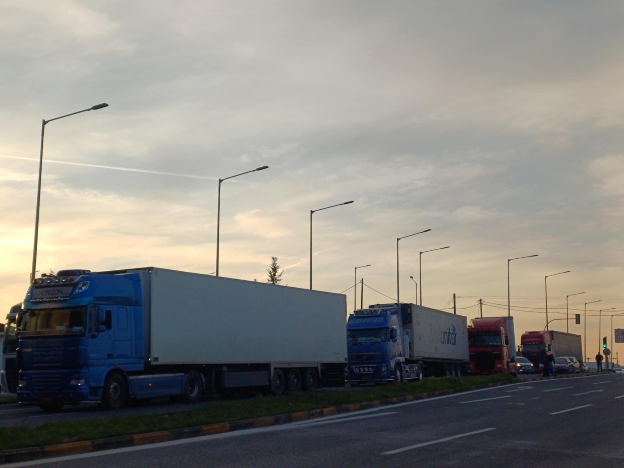 Έκλεισαν στον Πλατύκαμπο και την παλιά ΕΟ Λάρισας- Βόλου οι αγρότες (ΦΩΤΟ+video)