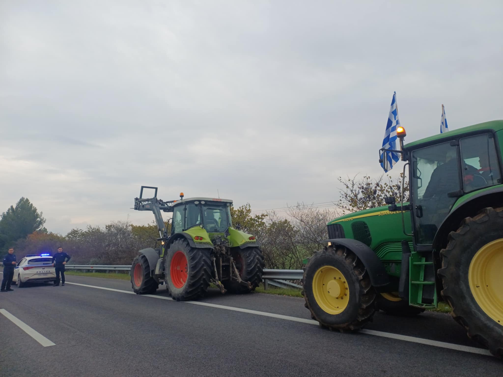 Καθ- οδόν οι αγρότες με δεκάδες τρακτέρ για να κλείσουν τη σήραγγα των Τεμπών, για τα φορτηγά (ΦΩΤΟ+video)