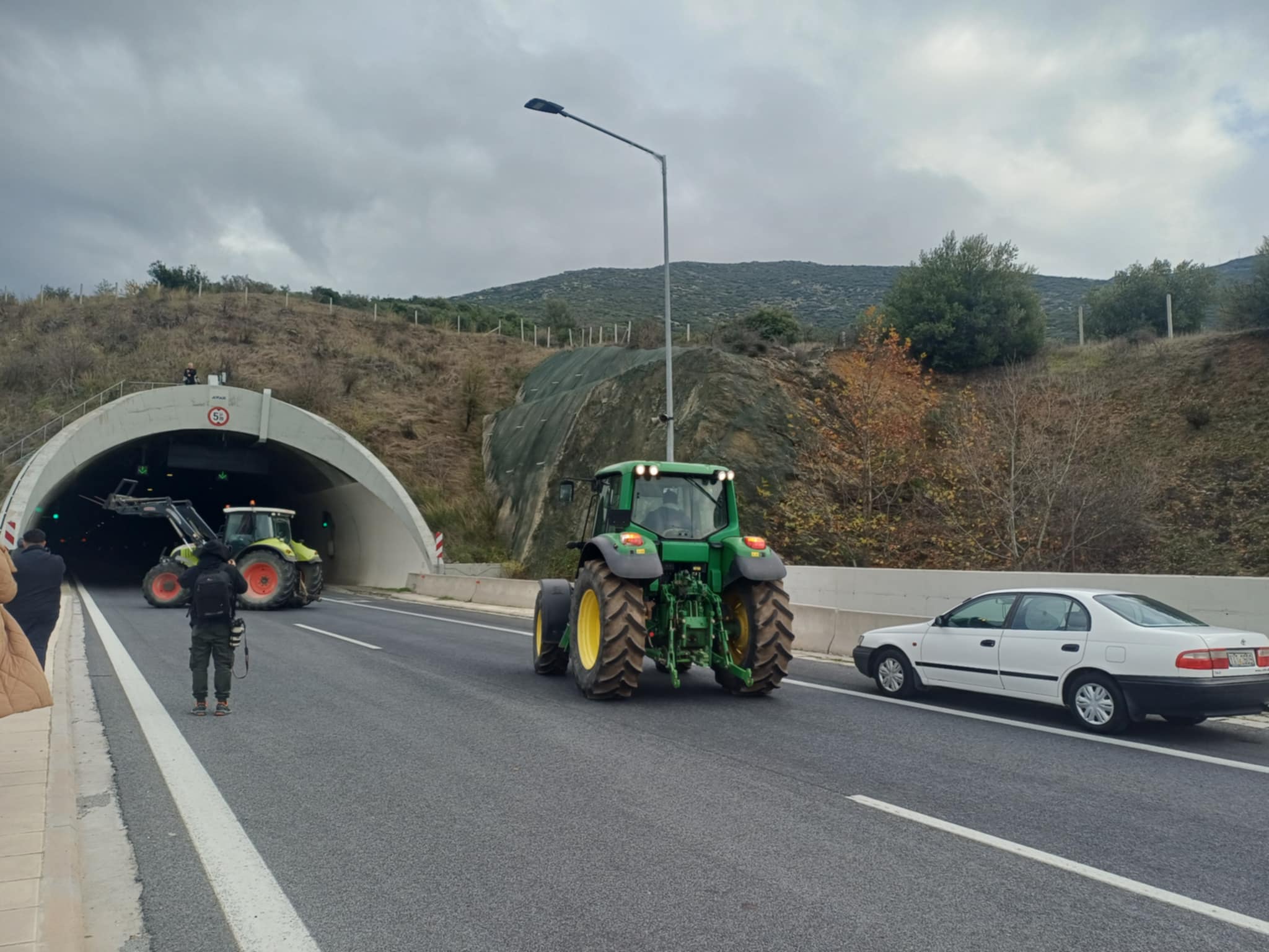 «Έκοψαν την Ελλάδα στα δύο»οι αγρότες που απέκλεισαν το μεσημέρι τις σήραγγες των Τεμπών (ΦΩΤΟ+video)