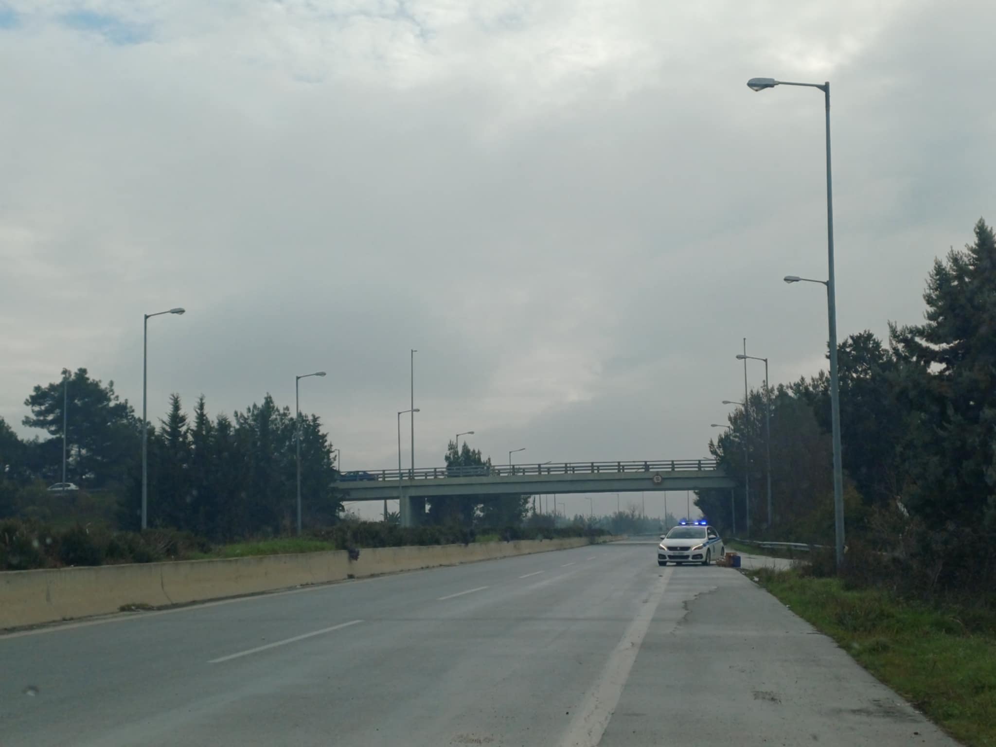 Κόντρα αστυνομίας αγροτών στο μπλόκο Νίκαιας για την ασφαλεια στη διέλευση των οχημάτων (ΦΩΤΟ)