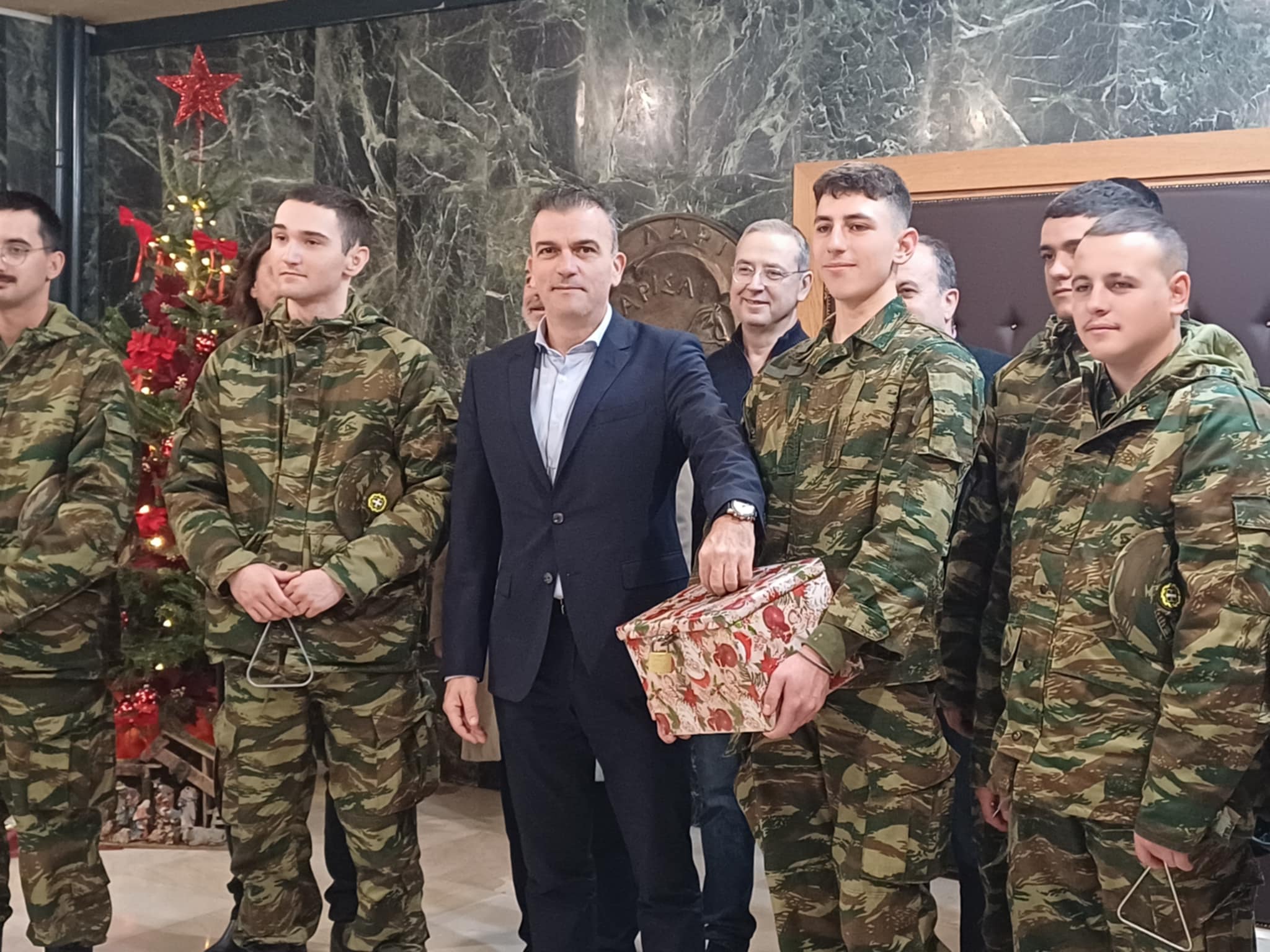 Τα κάλαντα στον δήμαρχο Λαρισαίων  από τη χορωδία Τάγματος της 1ης Στρατιάς (ΦΩΤΟ+video)