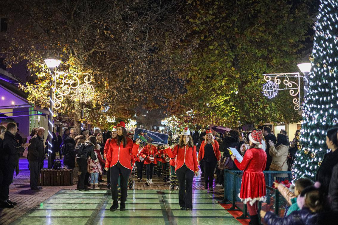 Βελεστίνο: Πλήθος κόσμου συμμετείχε στη μεγάλη χριστουγεννιάτικη παρέλαση
