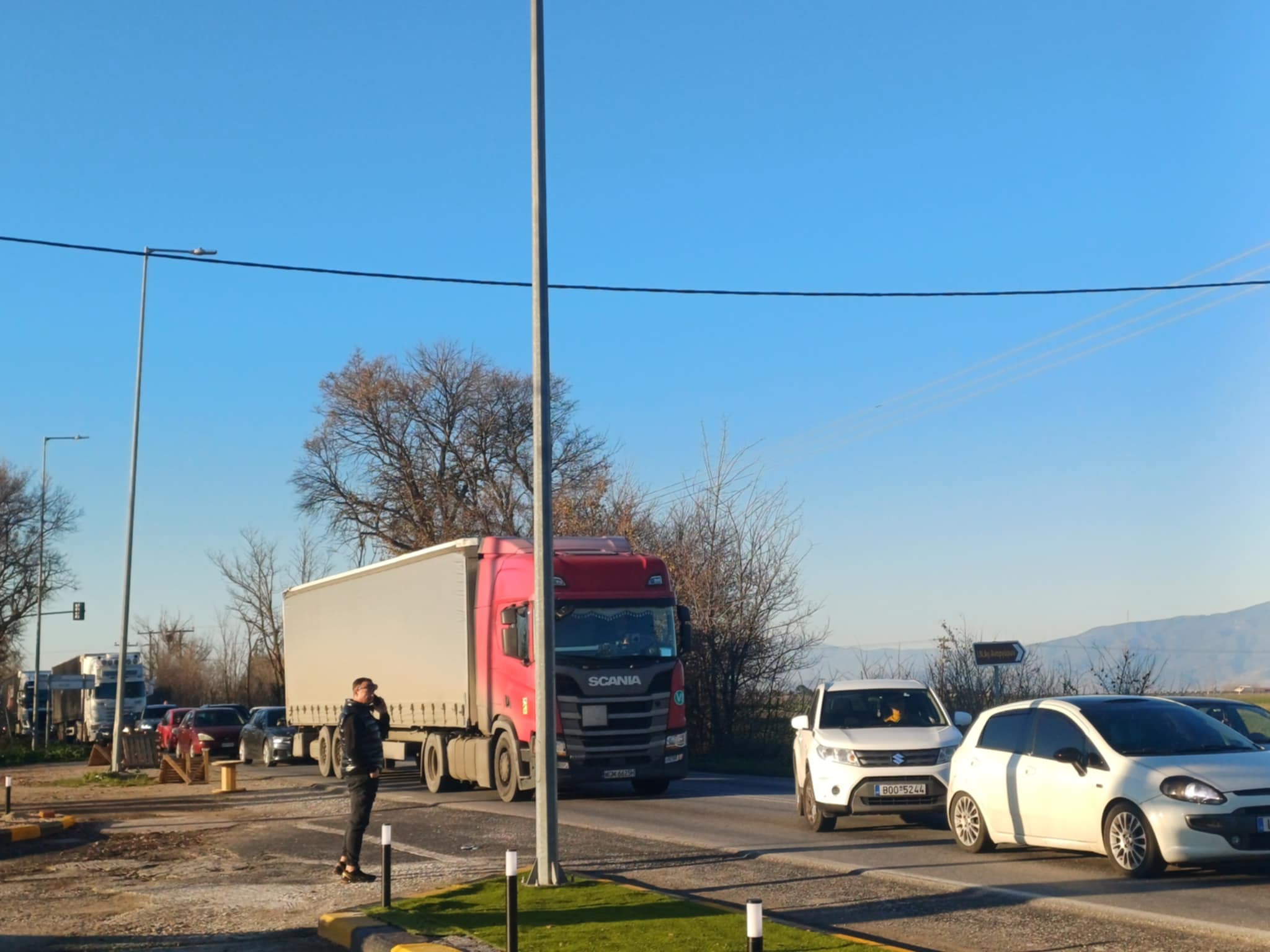 Απε΄κλεισαν την παλιά οδό Λάρισας- Βόλου στο Αχίλλειο οι αγρότες- ουρές από ΙΧ και νταλίκες (ΦΩΤΟ)