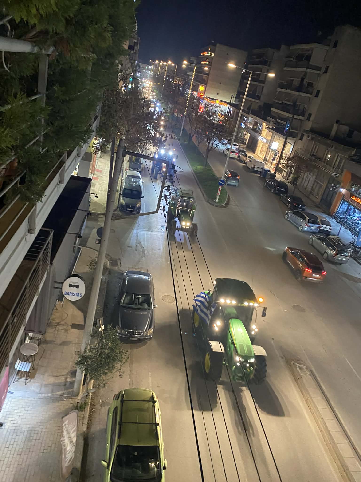 Νέα ...απόβαση τρακτέρ στην κεντρική πλατεία της Λάρισας από το μπλόκο Νίκαιας (ΦΩΤΟ)