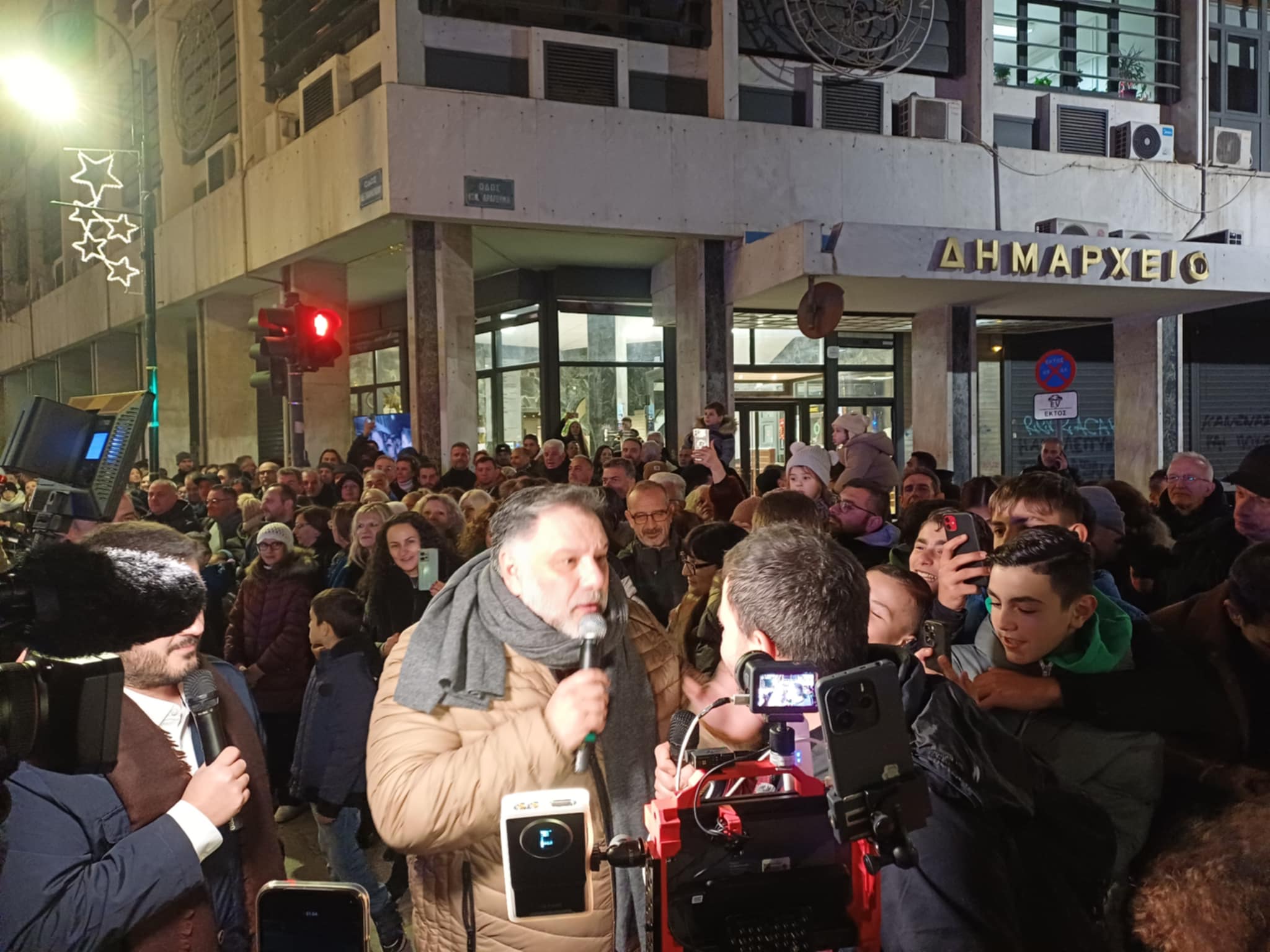 Πλήθος κόσμου στην Παπαναστασίου για τη χριστουγεννιάτικη παρέλαση με σόου Αρναούτογλου(ΦΩΤΟ)