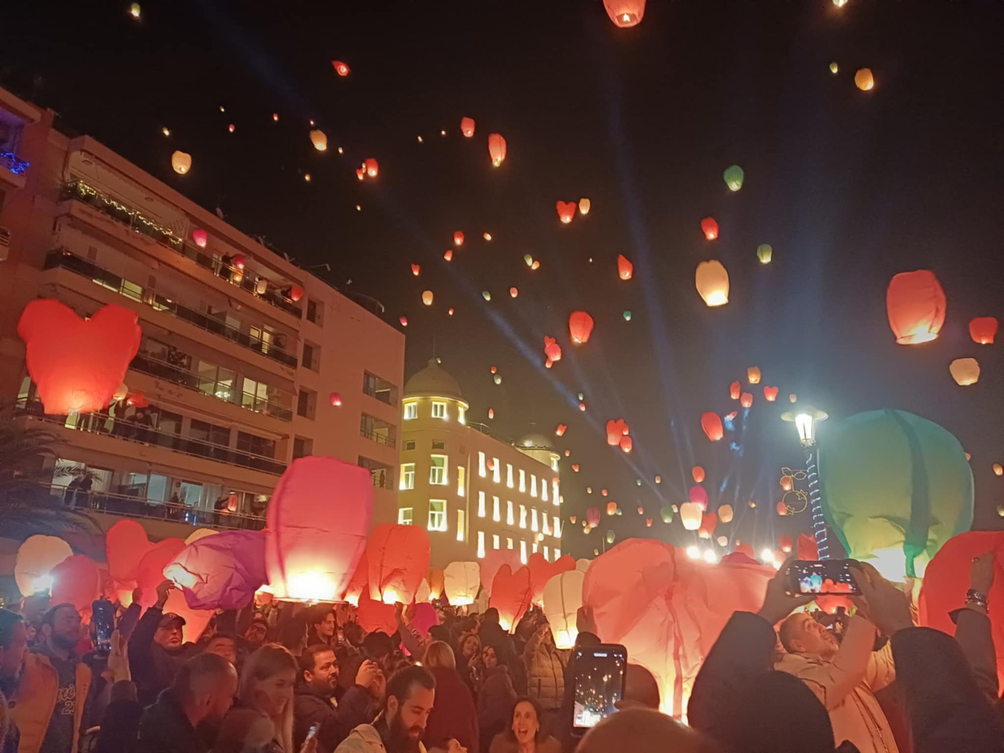 Μοναδικό υπερθέαμα στην παραλία του Βόλου στη βραδιά των φαναριών (ΦΩΤΟ)