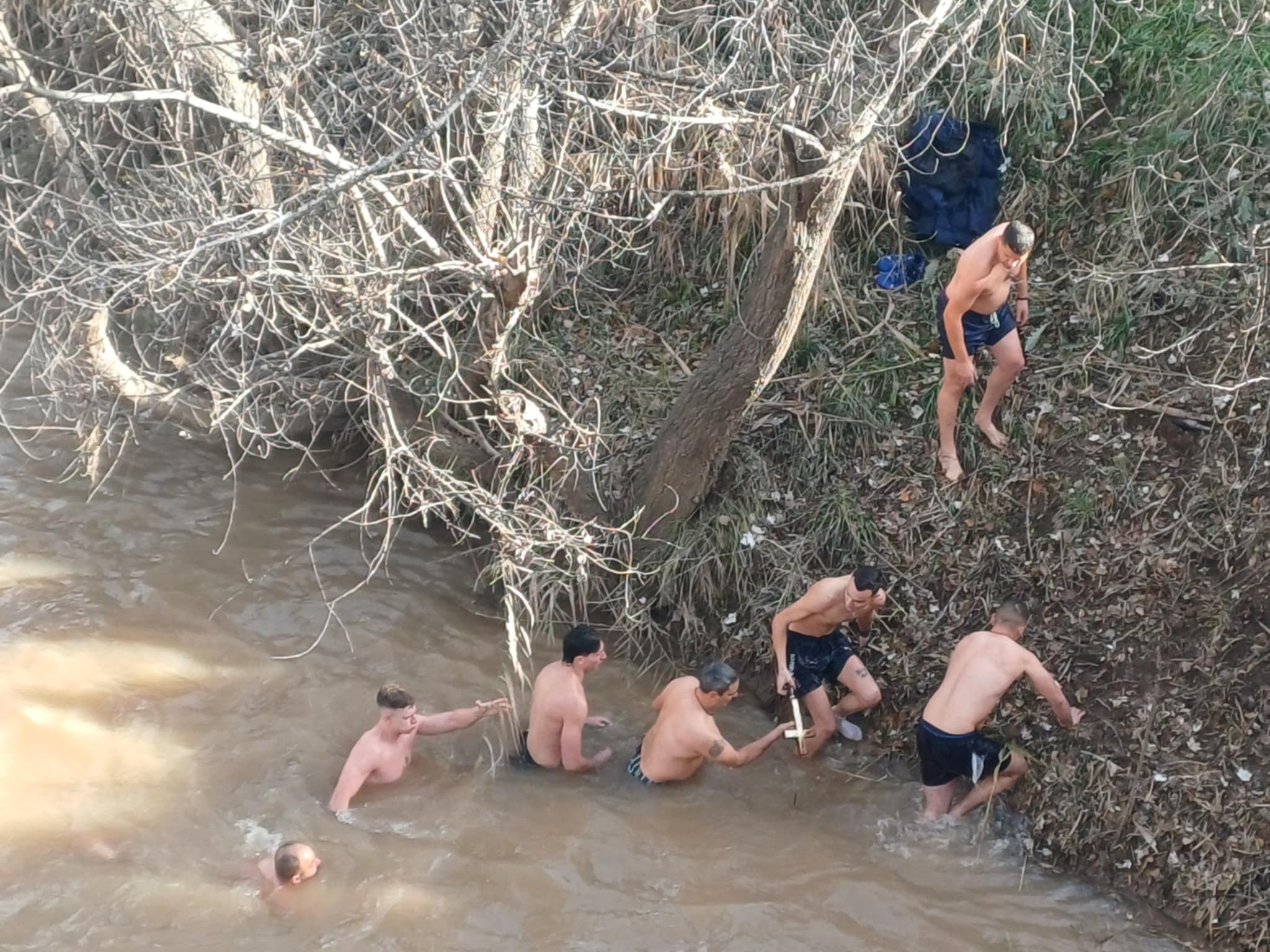 Mε λιακάδα η ρίψη του Σταυρού στον Πηνειό στη Λάρισα- χιλάδες Λαρισαίοι στις όχθες (ΦΩΤΟ+video)