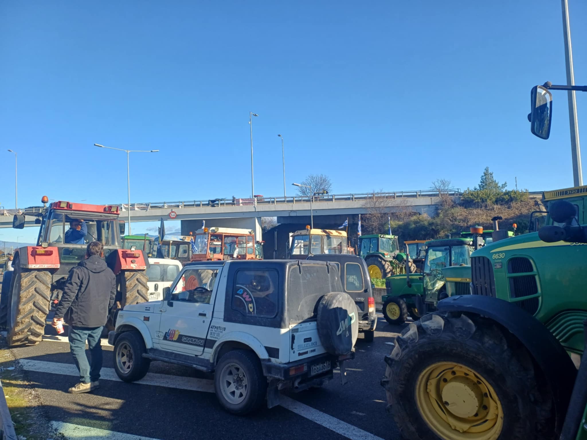 Ξεκίνησαν τα τρακτερ από το μπλόκο Νίκαιας για τον αποκελισμό των σηράγγων στα Τέμπη (ΦΩΤΟ+video)