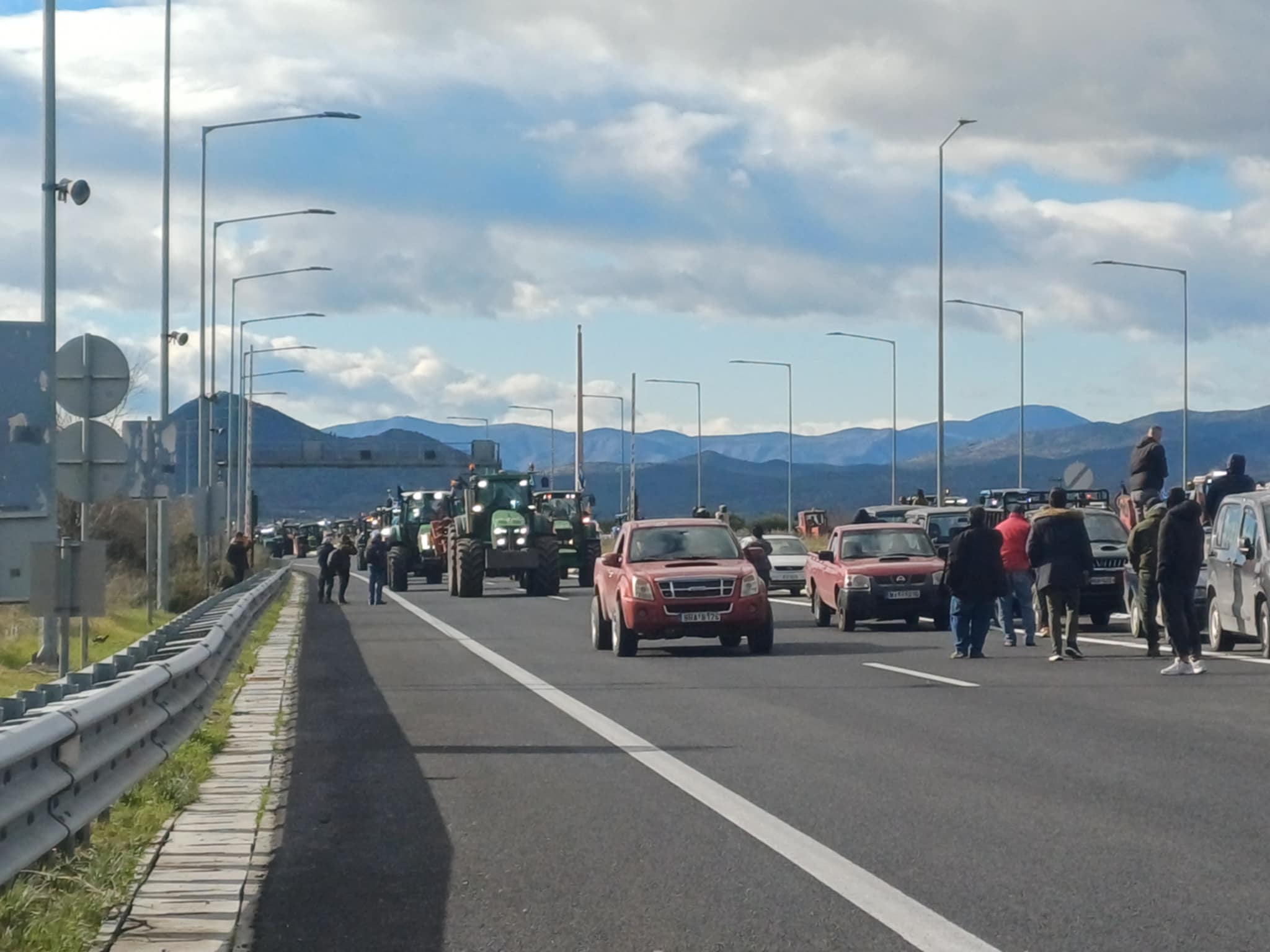Έκλεισαν τις σήραγγες στα Τέμπη οι αγρότες και καίνε άχυρα στην είσοδο (ΦΩΤΟ+video)