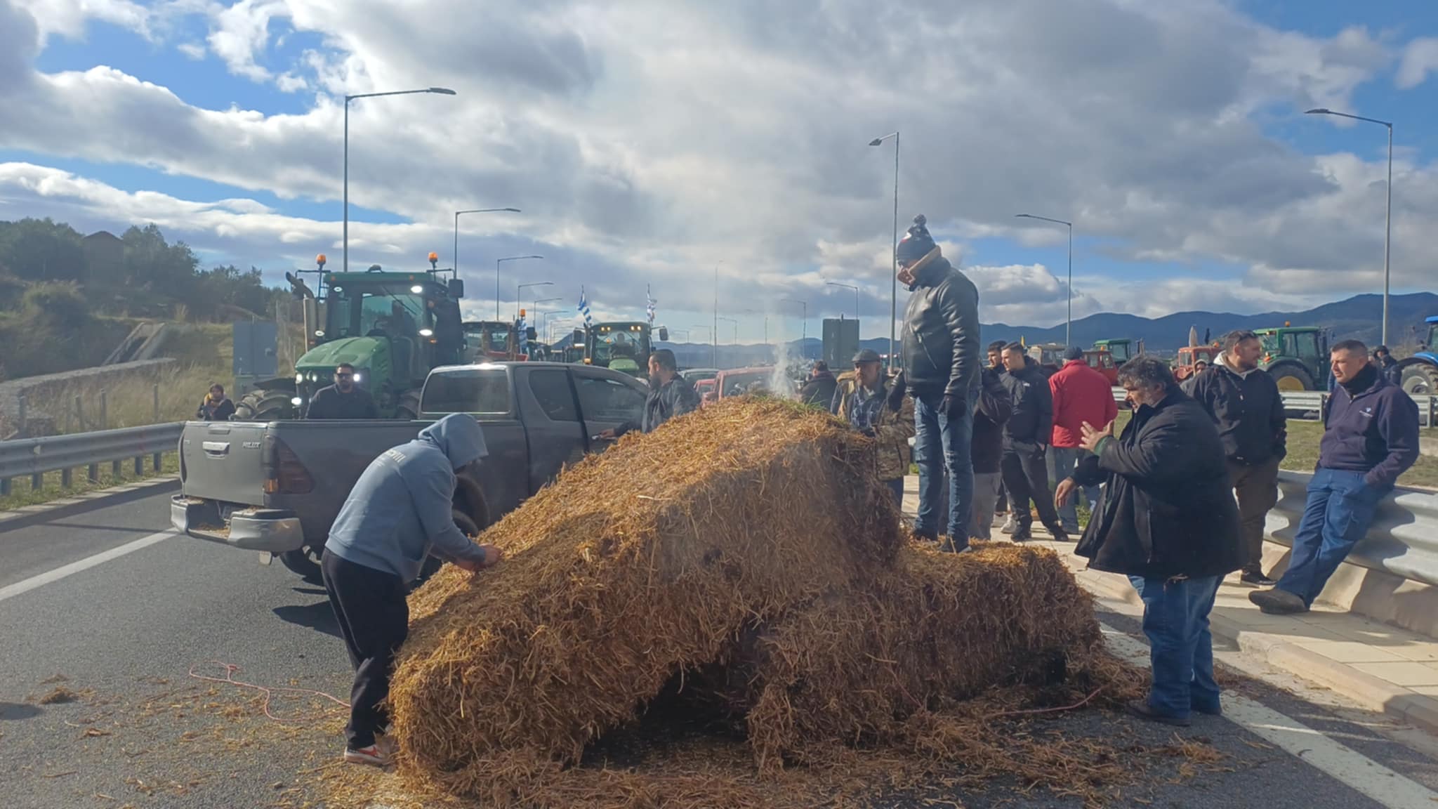 Για 48 ώρες ο αποκλεισμός στα Τέμπη -θα ανάψουν φωτιές τη νύχτα- επιμένουν για συνάντηση με τον πρωθυπουργό (ΦΩΤΟ+ video)
