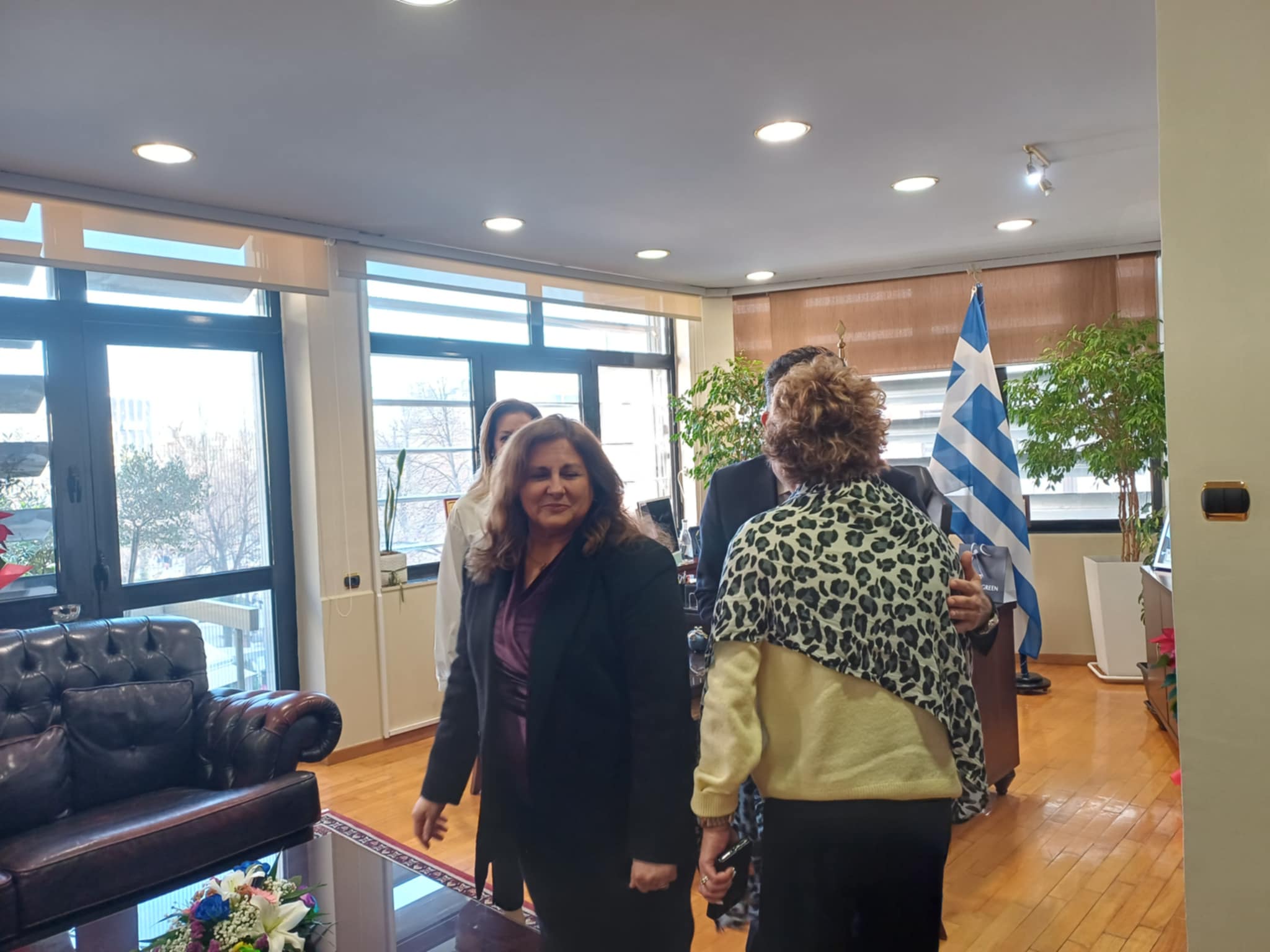 Γέμισε από κόσμο και ευχές το γραφείο του δημάρχου Θανάση Μαμάκου για την ονομαστική του εορτή (ΦΩΤΟ)