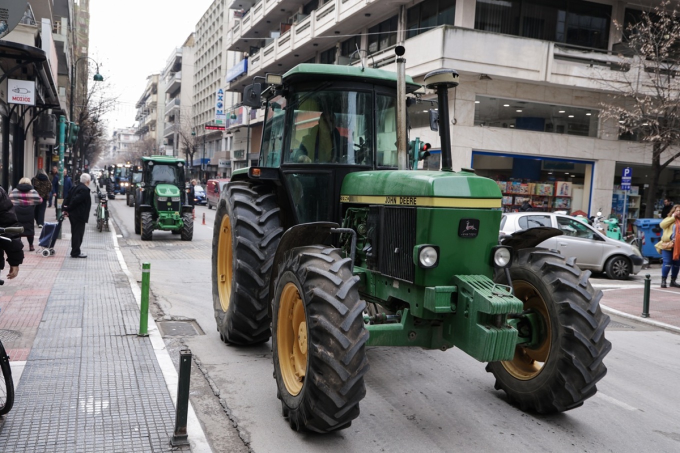 Έφυγαν από το μπλόκο της Νίκαιας και ήρθαν στην κεντρική πλατεία της Λάρισας τα τρακετρ (ΦΩΤΟ)