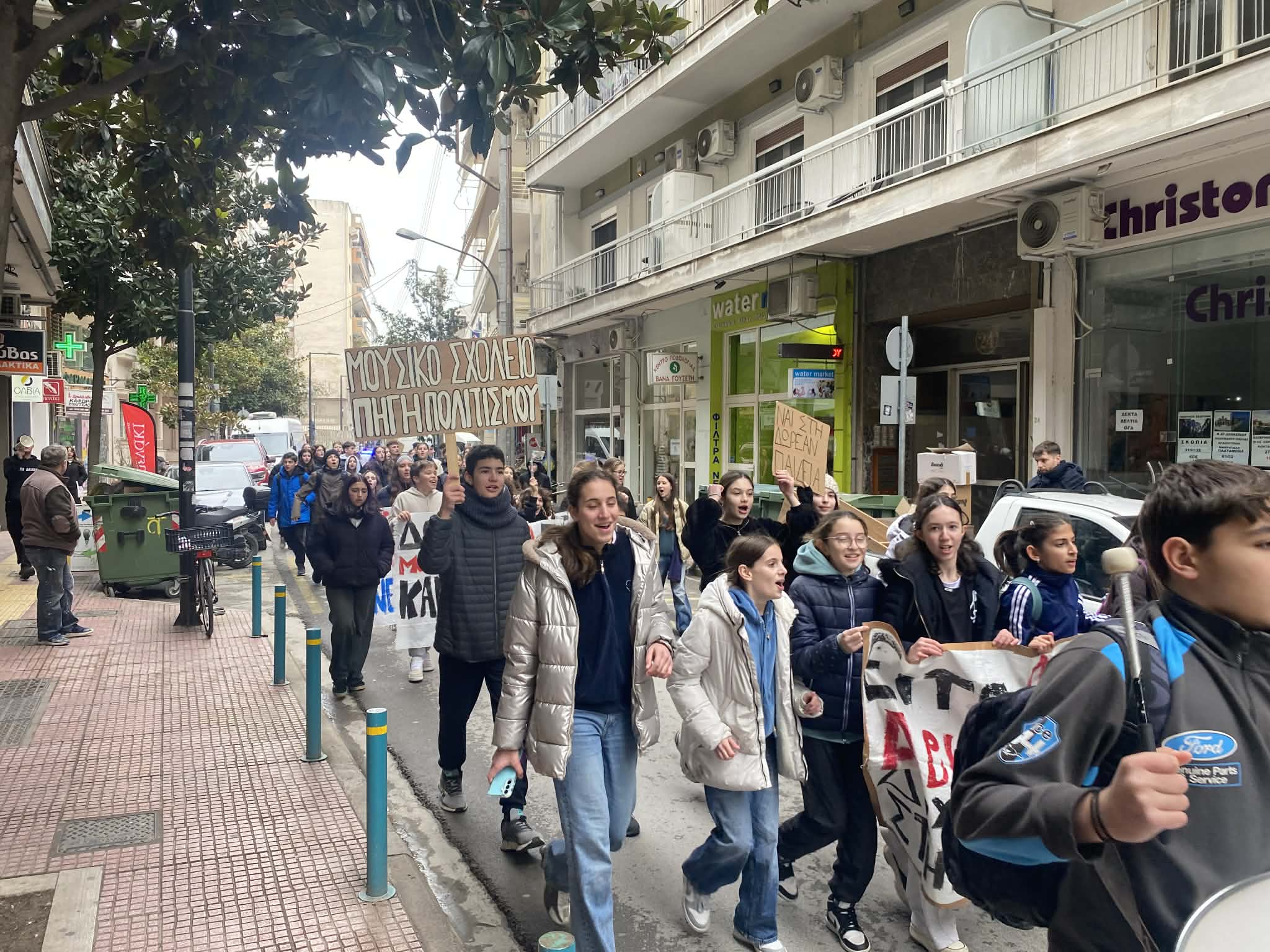 Διαμαρτυρία μετά μουσικής από το Μουσικό σχολείο Λάρισας (ΦΩΤΟ+βίντεο)