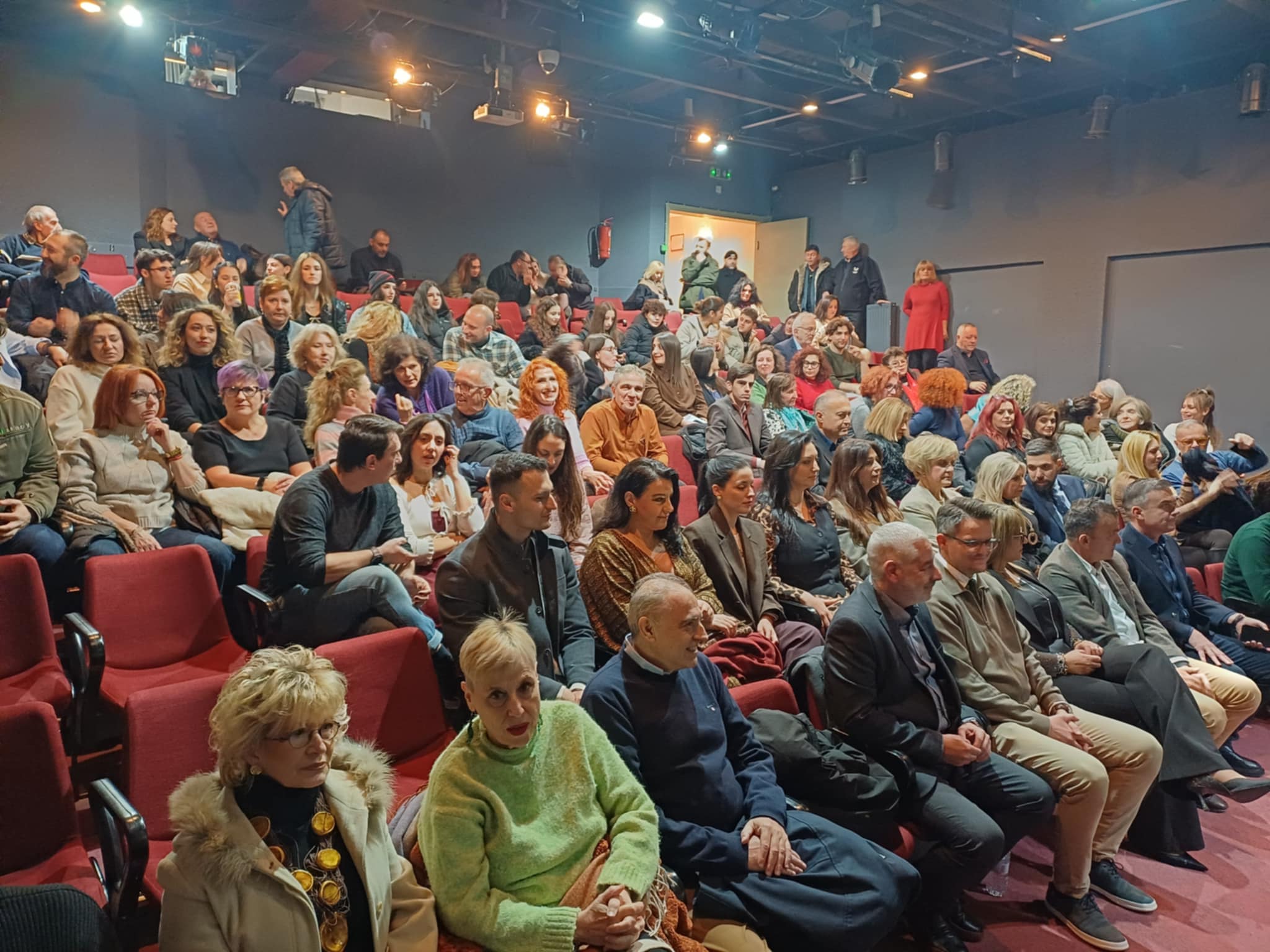 Έκοψε την πρωτοχρονιάτικη πίτα το Θεσσαλικό θεάτρο (ΦΩΤΟ+video)