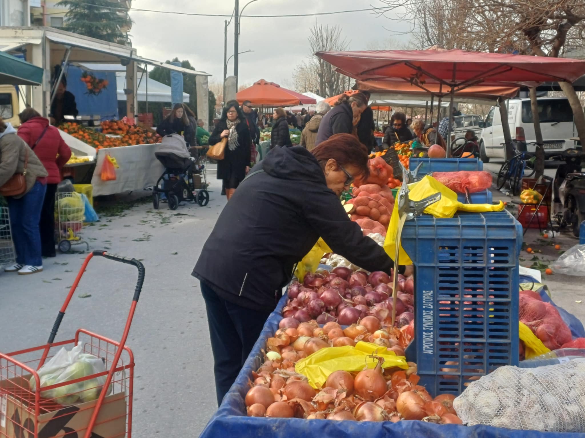 Υποτονική η κίνηση στη Λαϊκή της Τετάρτης στη Λάρισα-ο κόσμος αγοράζει μόνο τα απαραίτητα (ΦΩΤΟ)