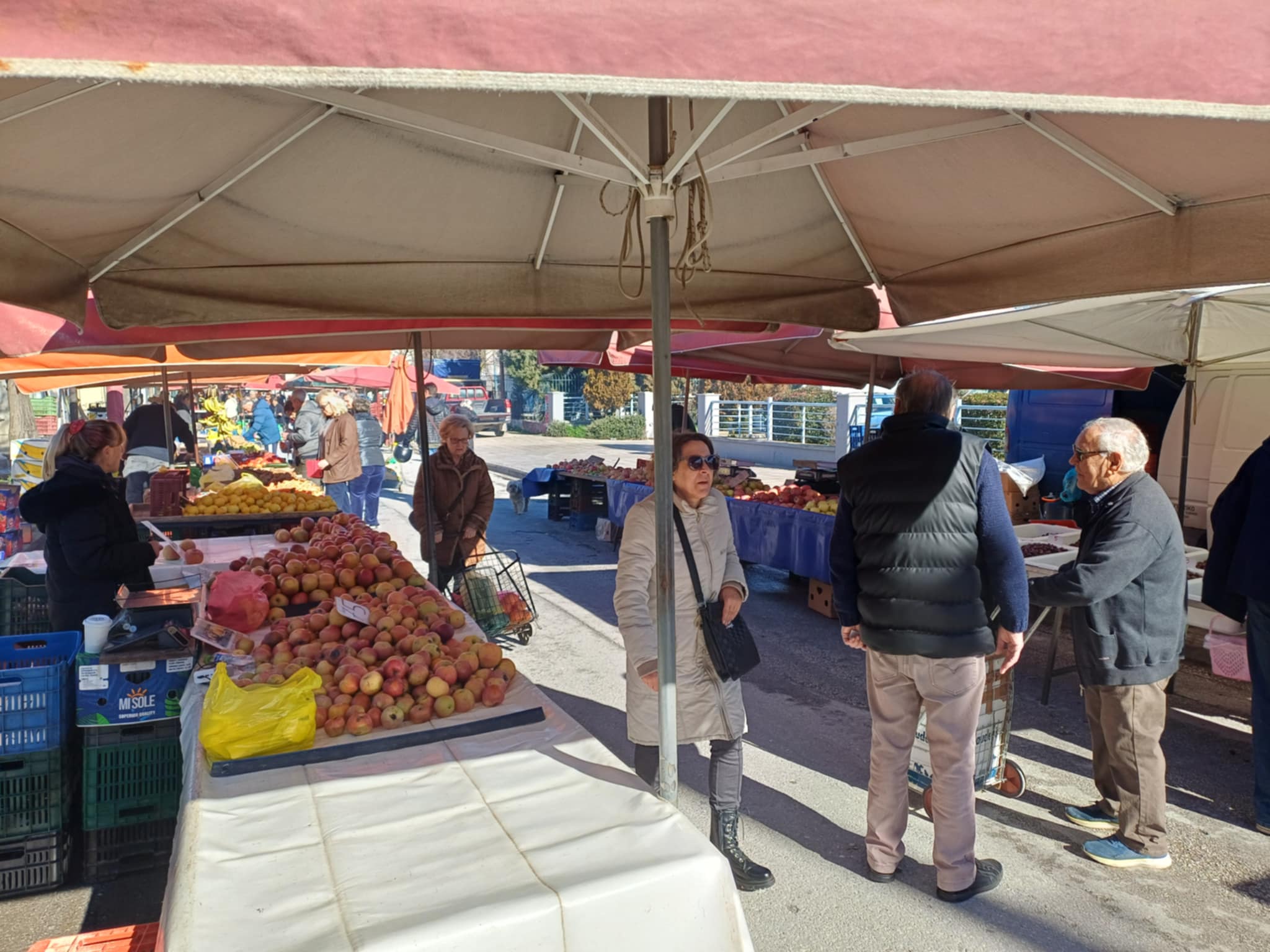 Παίρνεις πορτοκάλια, mpr;okola  κι ένα σουβλάκι δωρο στη Λαϊκή της Θεοφράστου!- το τσικνίζουν οι παραγωγοί (ΦΩΤΟ)