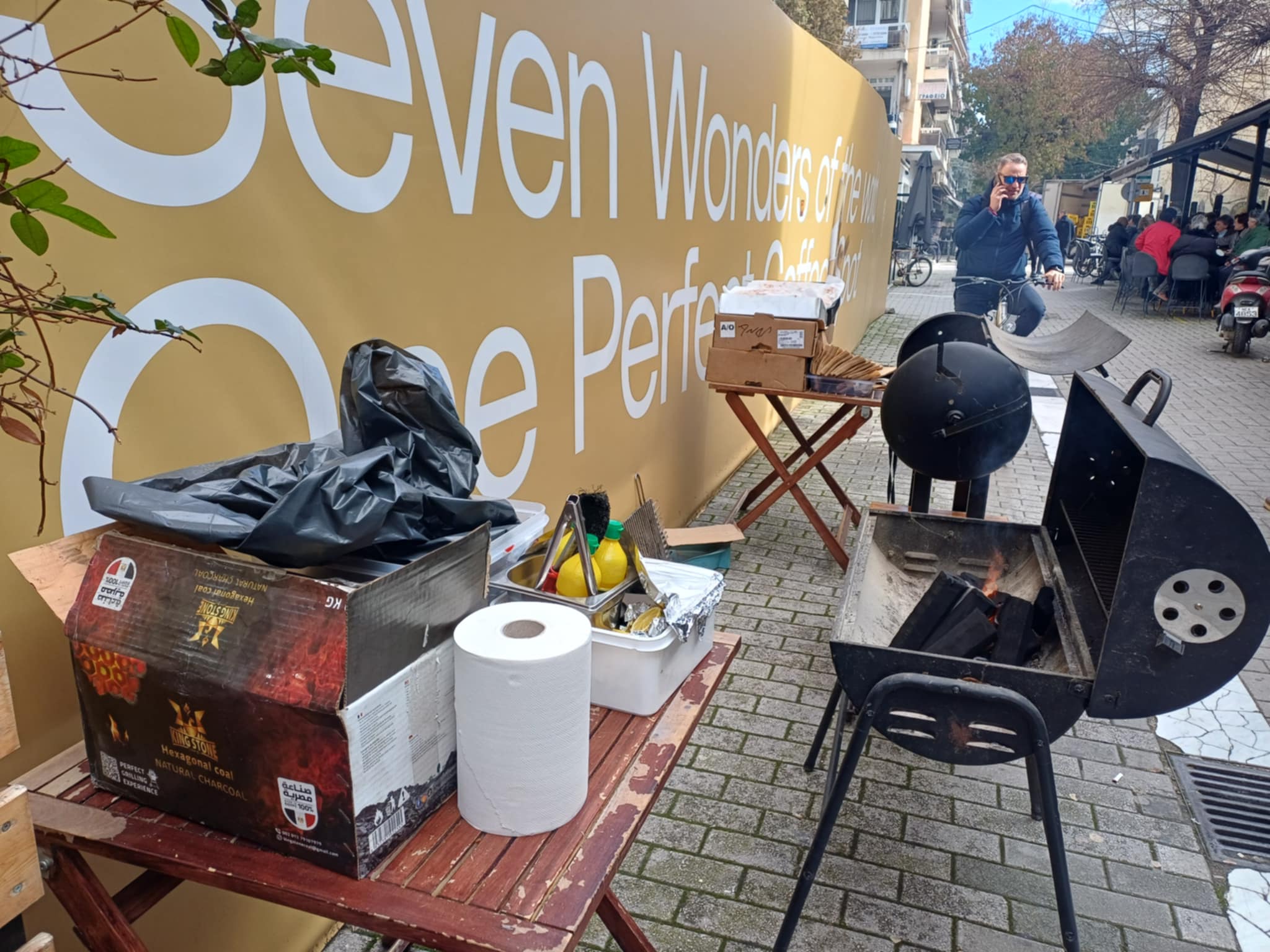 Το τσικνίζουν οι Λαρισαίοι με τους ήχους κλαρίνων- πήραν φωτιά οι ψησταριές(ΦΩΤΟ+video)