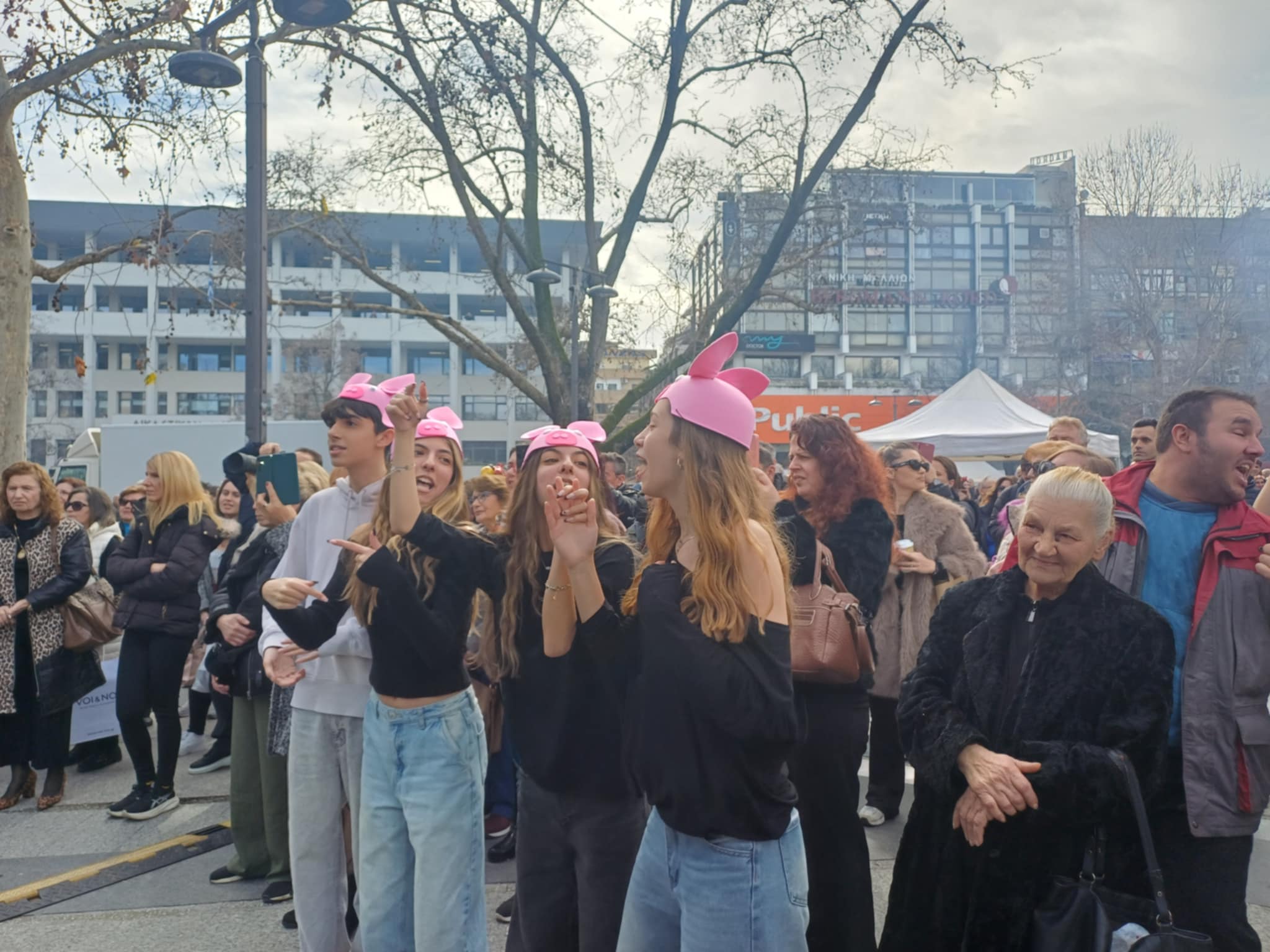 Άναψε το κέφι στην κεντρική πλατεία  με Τόνι Σφίνο, Αντωνέλα, σουβλάκι και κρασί (ΦΩΤΟ+video)