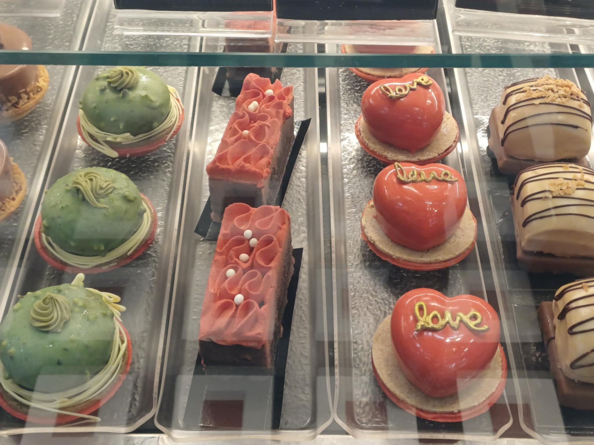 Η Λάρισα γιορτάζει τον Βαλεντίνο σε ανθοπωλεία και ζαχαροπλαστεία... (ΦΩΤΟ)