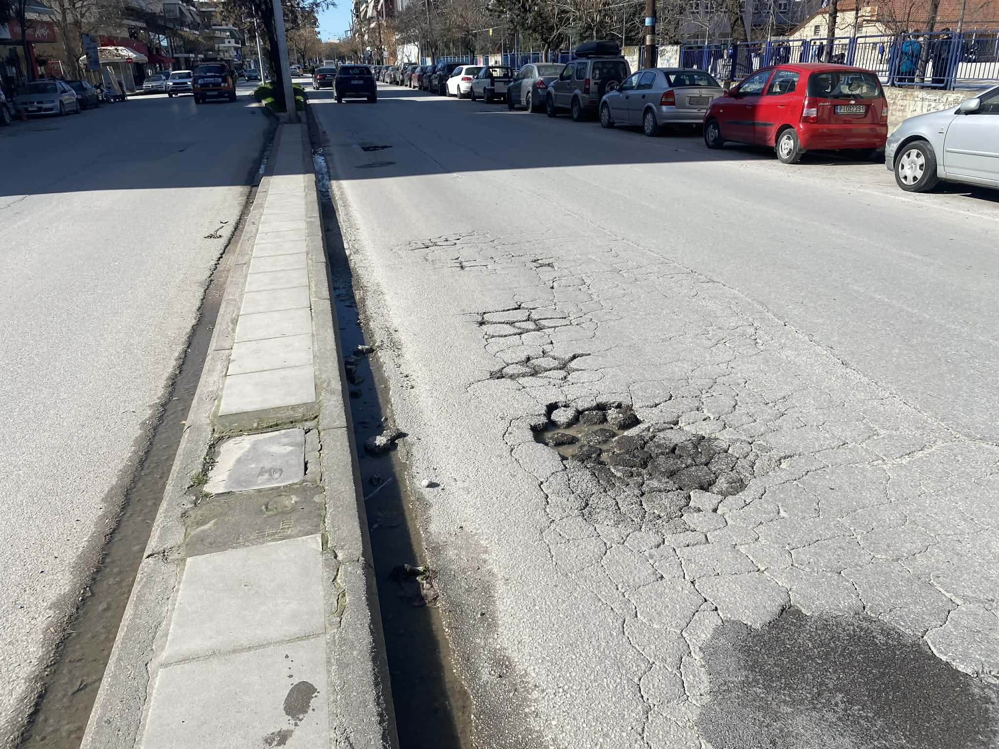 Επικίνδυνες λακούβες άνοιξαν από τις βροχές στην Ηρώων Πολυτεχνείου απέννατι από το 5ο Λύκειο (ΦΩΤΟ)