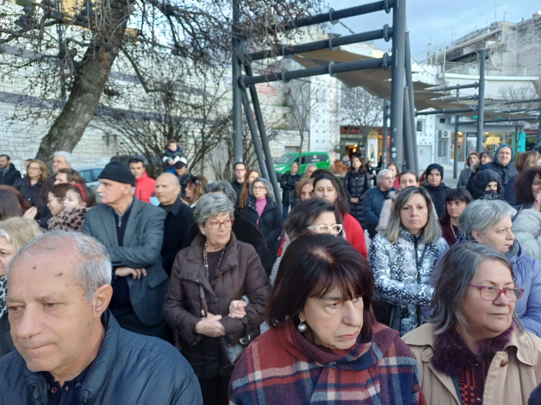 Πλήθος πιστών στην υποδοχή της Τίμιας Χείρας του Βασιλείου στον Άγιο Αχίλλιο (ΦΩΤΟ+video)