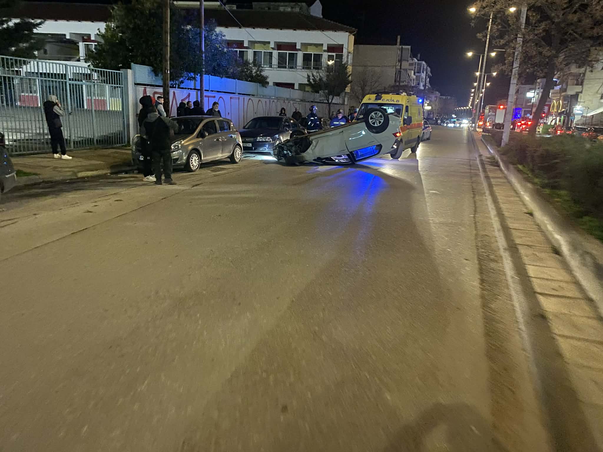 Θεαματικό τροχαίο στη Λάρισα- αναποδογύρισε ΙΧ έπειτα από σύγκρουση με άλλο και σερνόταν με τον ουρανό (ΦΩΤΟ)