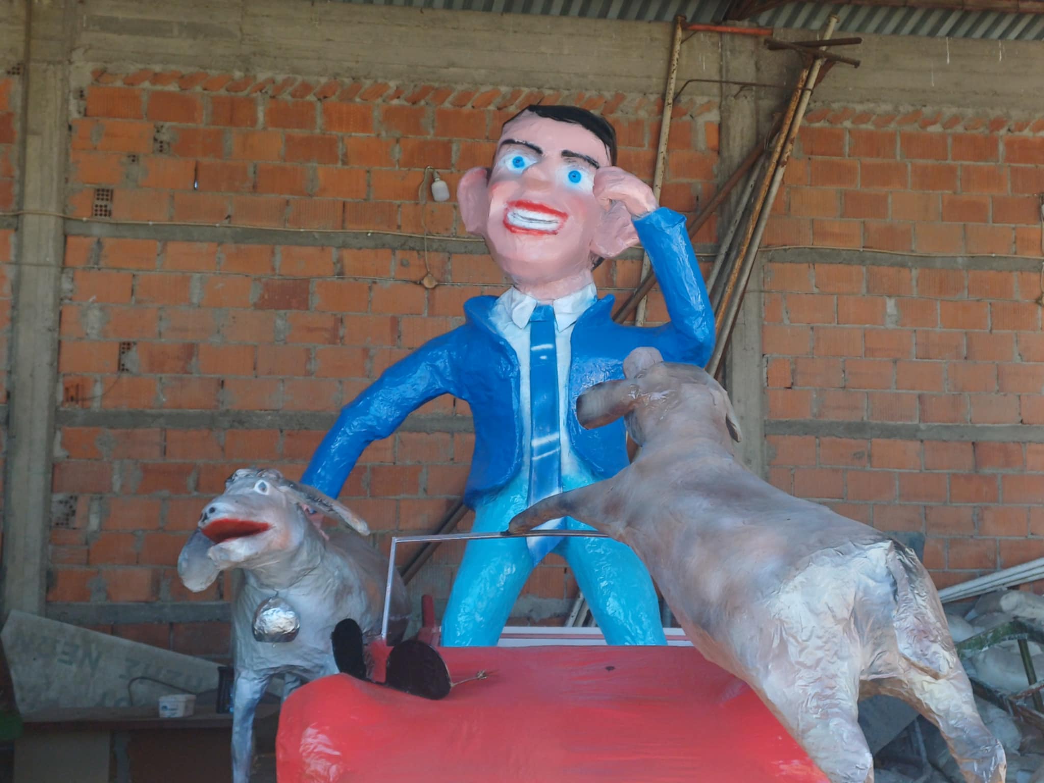 Πυρετώδεις προετοιμασίες για το Τυρναβίτικο Καρναβάλι 2026 (ΦΩΤΟ)