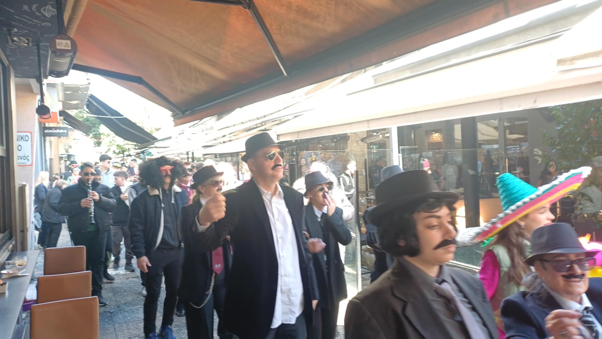 Ξεφαντώνει η Λάρισα στο κέντρο με τα μπουλούκια που ξεκίνησαν από το αρχαίο Θέατρο (ΦΩΤΟ+video)