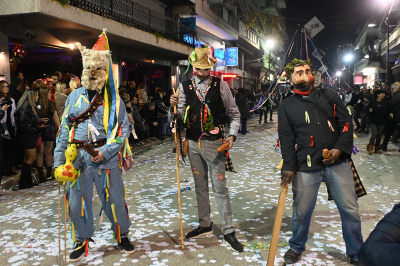 Φαντασμαγορική και ευρηματική με καυστικό χιούμορ η μεγαλη καρναβαλική παρέλαση στον Τύρβναβο (ΦΩΤΟ)